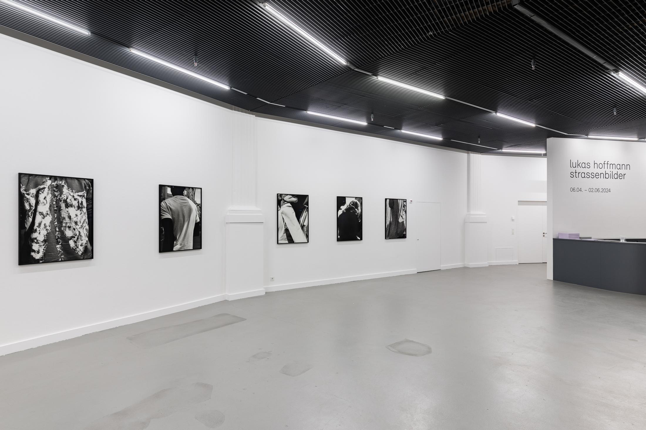 Exhibition View Solo Show Lukas Hoffmann «Strassenbilder» at Kunsthalle Luzern, Lucerne, 2024 / Photo: Kilian Bannwart / Courtesy: The artist and Kunsthalle Luzern