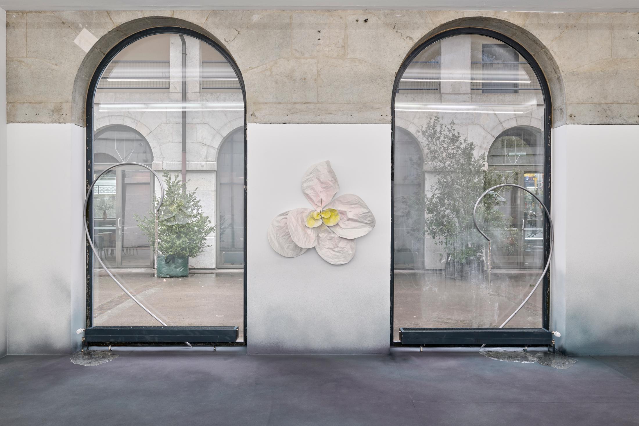 Exhibition View Duo Show Marlène Charpentié and Sophie Conus «DOWN THE RABBIT HOLE; view on (Pistils) Enchanted Pistils, 2024, Steel, chains, beads, found objects, 250cm x 210cm x 100cm, and  (Fleurs) Killer Queens, 2024, Steel, papier mâché, iron wire, tape, paint, varnish, 4 pieces of 125cm x 125cm x 55cm» at Halle Nord, Geneva, 2024 / Photo: Thomas Maisonnasse / Courtesy: the artists and Halle Nord