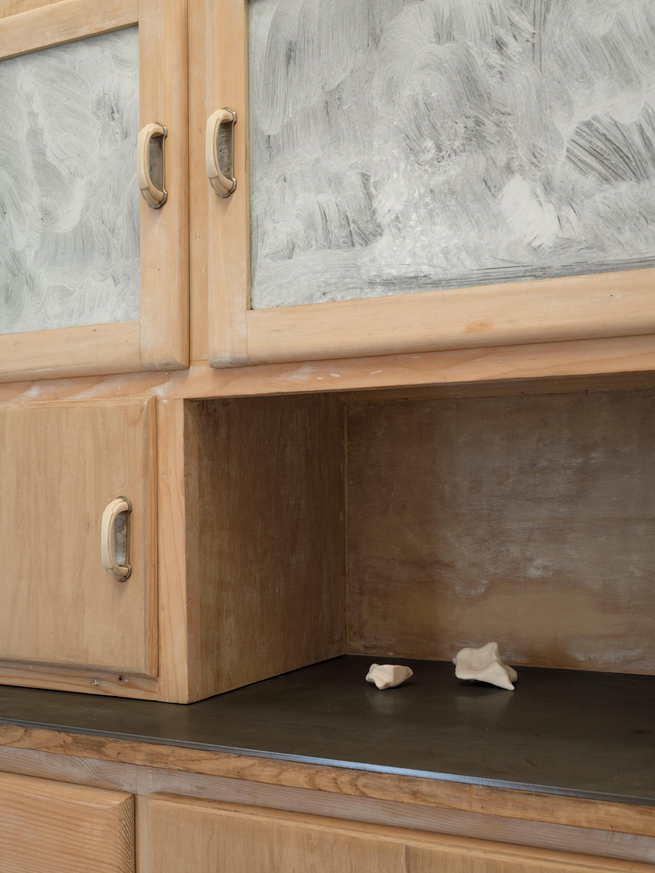 Exhibition View Duo Show Marta Margnetti and Shirin Yousefi «Duetto à mi voix ; view on Marta Margnetti, Autorittrato con mamma (credenza) (detail), 2024, Wood, acrylic, clay, sound system» at Villa Bernasconi, Lancy, Geneva, 2025 / Photo: Dylan Perrenoud / Courtesy: the artists and Villa Bernasconi