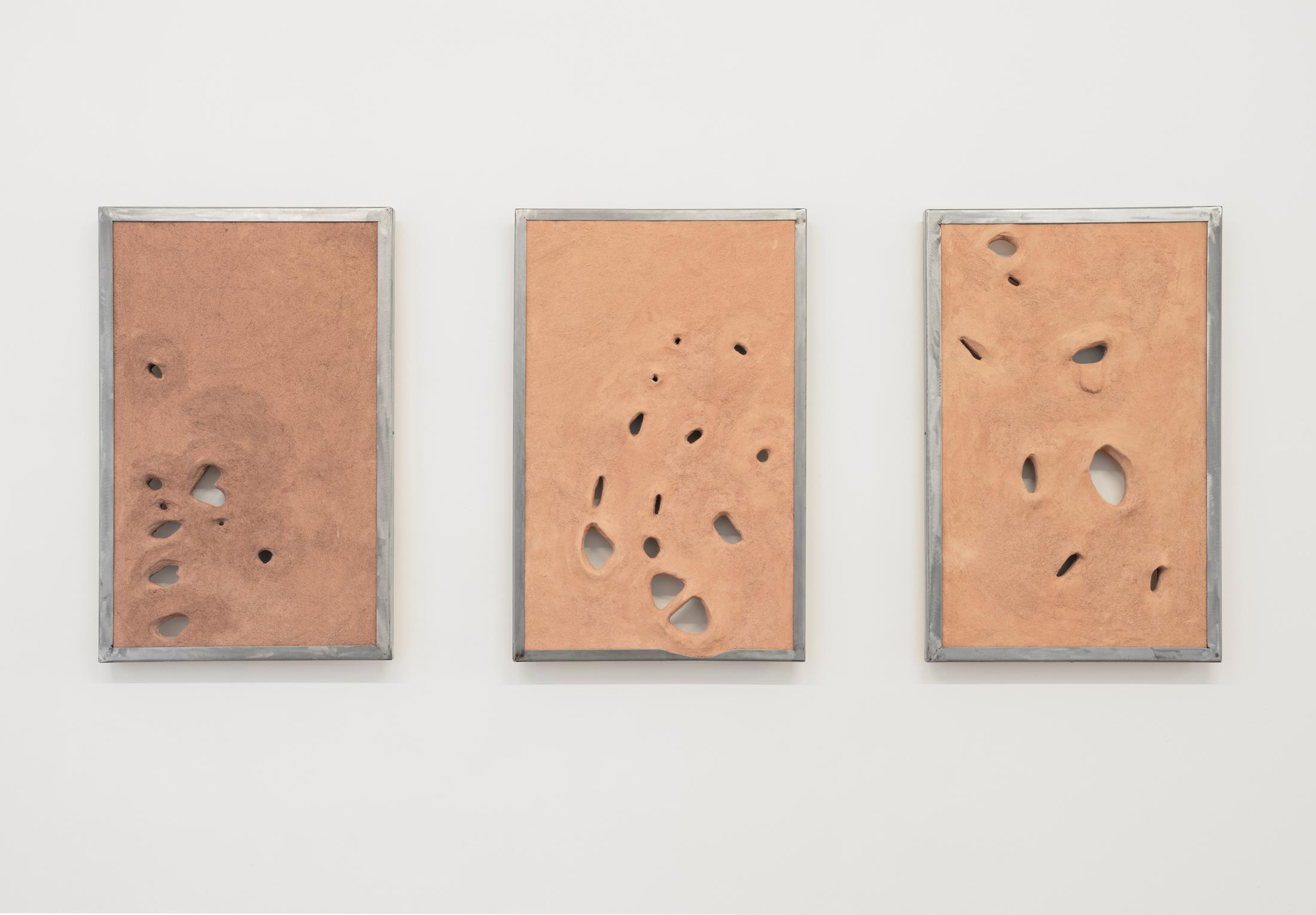 Exhibition View Duo Show Marta Margnetti and Shirin Yousefi «Duetto à mi voix ; view on Marta Margnetti, Fa formicolare la stanza, 2023-2024, Raw clay, hair, hay, sand, wood, iron oxide pigments, steel» at Villa Bernasconi, Lancy, Geneva, 2025 / Photo: Dylan Perrenoud / Courtesy: the artists and Villa Bernasconi