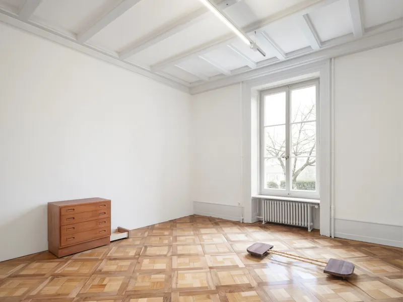 Exhibition View Duo Show Marta Margnetti and Shirin Yousefi «Duetto à mi voix ; view on Shirin Yousefi, A l’abri, 2025» at Villa Bernasconi, Lancy, Geneva, 2025 / Photo: Dylan Perrenoud / Courtesy: the artists and Villa Bernasconi