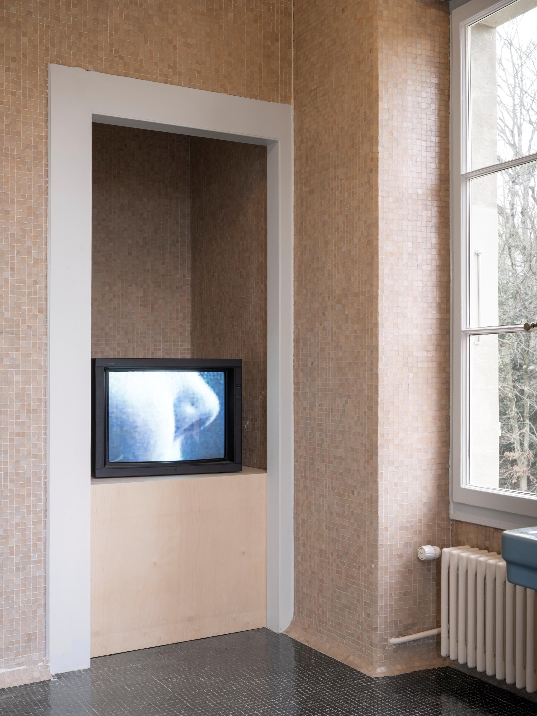 Exhibition View Duo Show Marta Margnetti and Shirin Yousefi «Duetto à mi voix ; view on Marta Margnetti, Autoritratto con mamma (pizzicotti), 2024, Video» at Villa Bernasconi, Lancy, Geneva, 2025 / Photo: Dylan Perrenoud / Courtesy: the artists and Villa Bernasconi