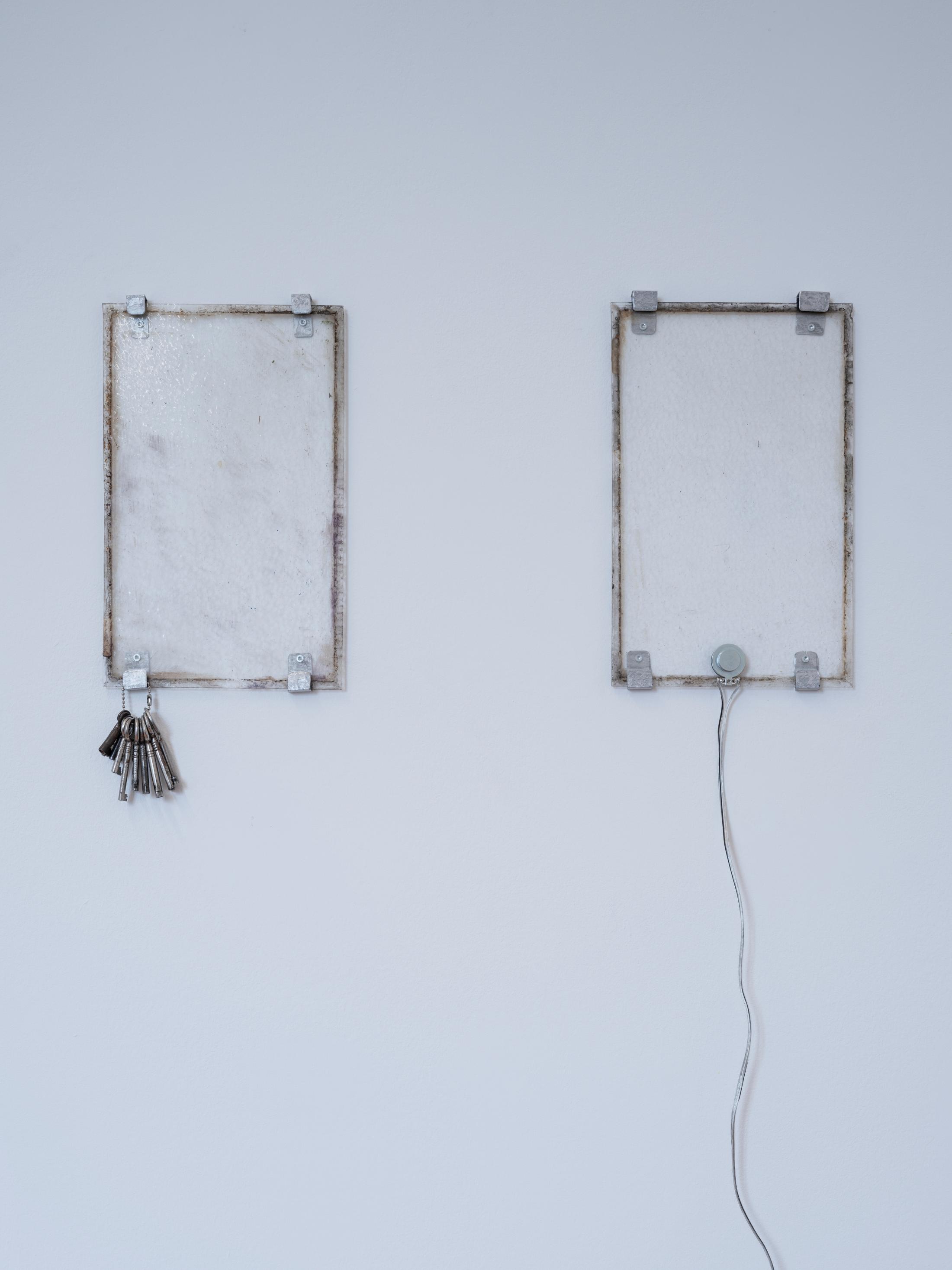 Exhibition View Duo Show Marta Margnetti and Shirin Yousefi «Duetto à mi voix ; view on Marta Margnetti, Madre lingua, lingua madre, 2025, Glass, aluminium, steel, iron, cotton thread, loop of sound» at Villa Bernasconi, Lancy, Geneva, 2025 / Photo: Dylan Perrenoud / Courtesy: the artists and Villa Bernasconi