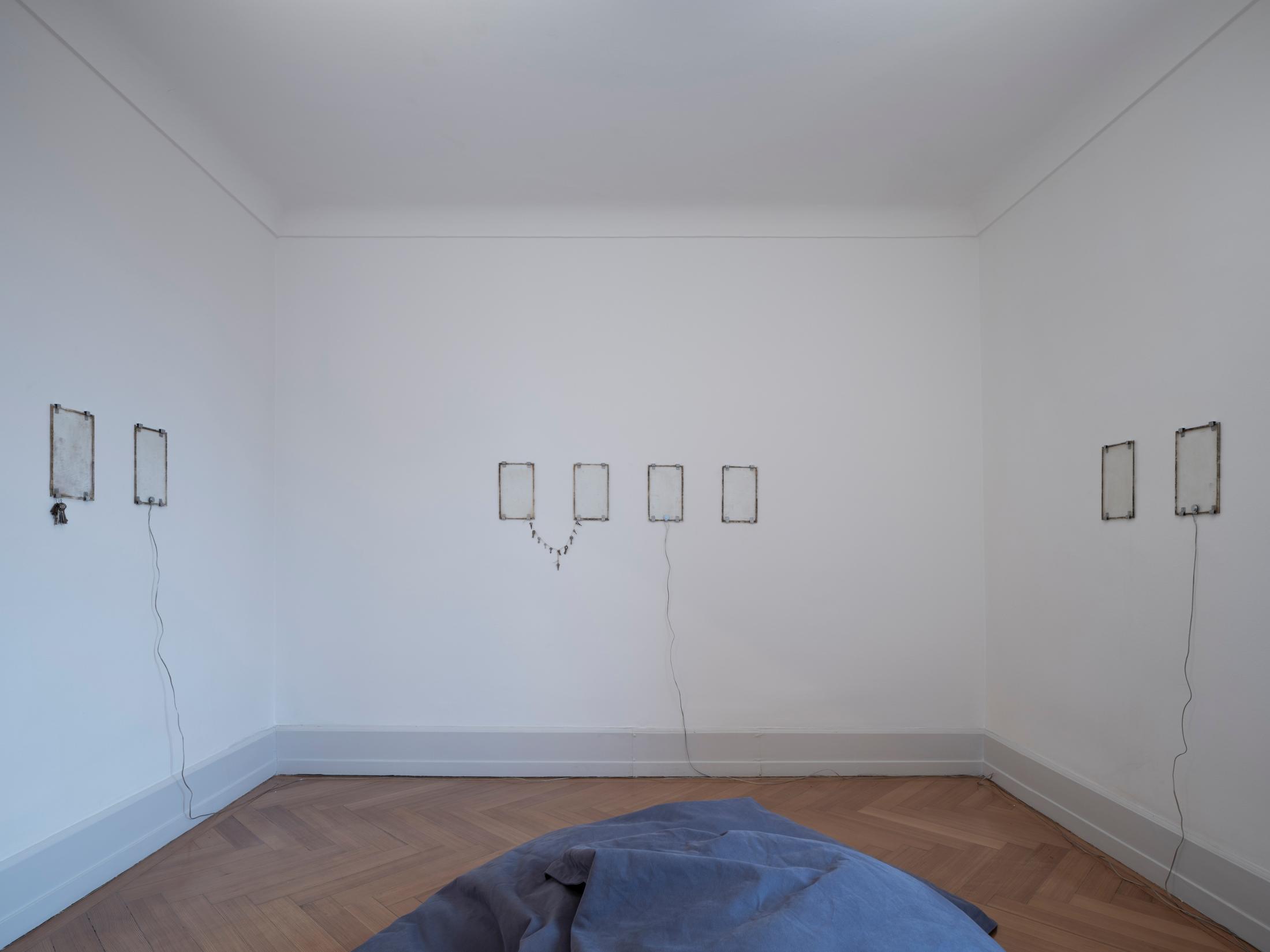 Exhibition View Duo Show Marta Margnetti and Shirin Yousefi «Duetto à mi voix ; view on Marta Margnetti, Madre lingua, lingua madre, 2025, Glass, aluminium, steel, iron, cotton thread, loop of sound» at Villa Bernasconi, Lancy, Geneva, 2025 / Photo: Dylan Perrenoud / Courtesy: the artists and Villa Bernasconi