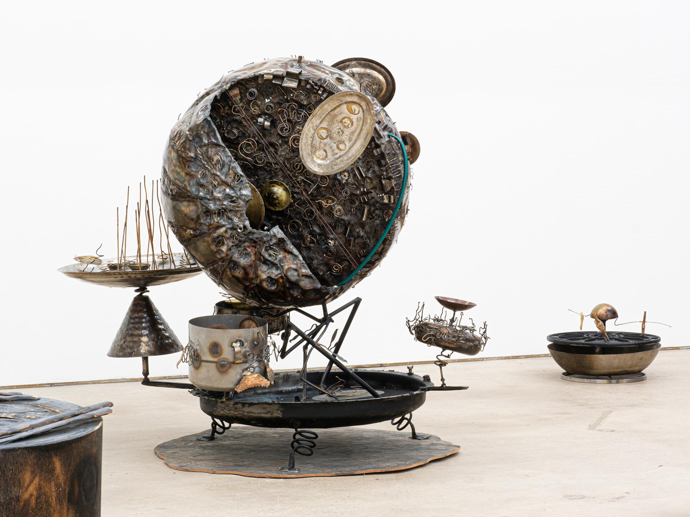 Exhibition View Double Show Martin Andereggen «Self Storage» and Martin Spühler «Kosmos ; view on Kosmos, Metall, Gartenschlauch, 170 × 180 × 120 cm» at Kunstraum Kreuzlingen, Kreuzlingen, 2024-2025 / Photo: Martin Andereggen / Courtesy: the artists and Kunstraum Kreuzlingen