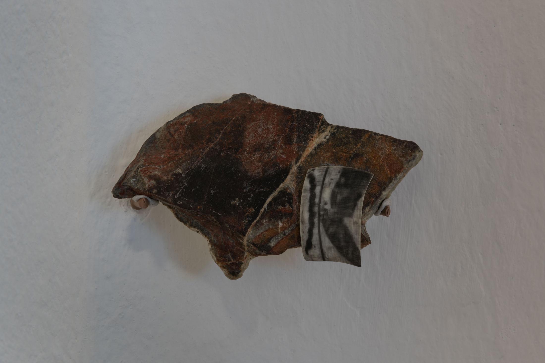 Exhibition View Adele Dipasquale & Hunter Longe Duo Show «In un Vuoto Cielo; view on Hunter Longe, Vegetative Art, 2017, Graphite on thermo-sensitive polystyrene on iron-rich stone» at Sonnenstube, Lugano, 2023-2024 / Photo: Mattia Angelini / Courtesy: the artist and Sonnenstube