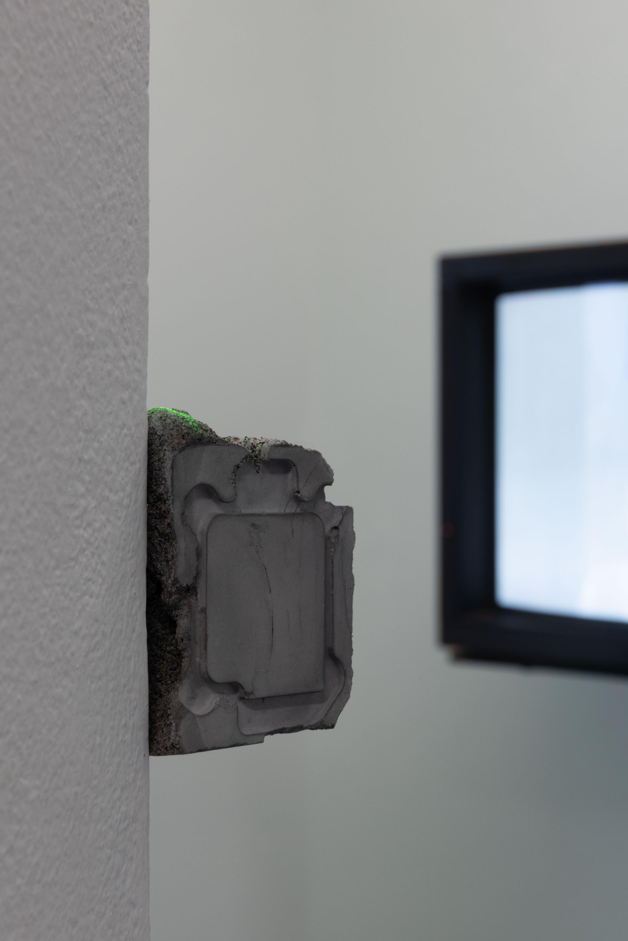 Exhibition View Adele Dipasquale & Hunter Longe Duo Show «In un Vuoto Cielo; view on Hunter Longe, Dissolution of the State 8 (Spectro), Detail, 2023, Gypsum cement, magnetite sand, sediments, pigments, graphite, laser» at Sonnenstube, Lugano, 2023-2024 / Photo: Mattia Angelini / Courtesy: the artist and Sonnenstube