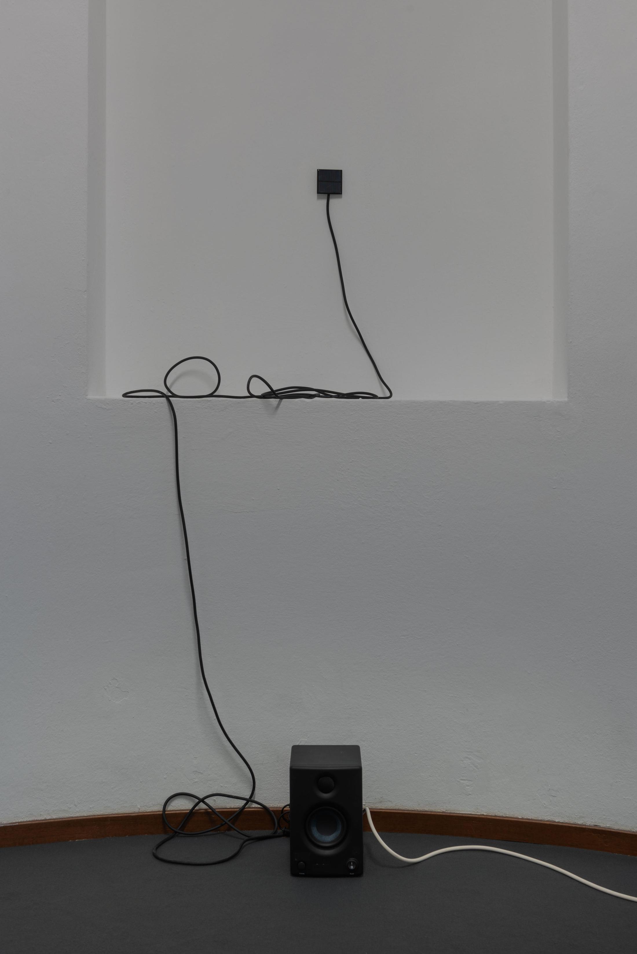 Exhibition View Adele Dipasquale & Hunter Longe Duo Show «In un Vuoto Cielo; view on Adele Dispasquale and Hunter Longe, Fuoco Fato, 2023, Mp3 audio recordings, amplifiers, audio-output transformers, LEDs, solar cells, speakers» at Sonnenstube, Lugano, 2023-2024 / Photo: Mattia Angelini / Courtesy: the artist and Sonnenstube