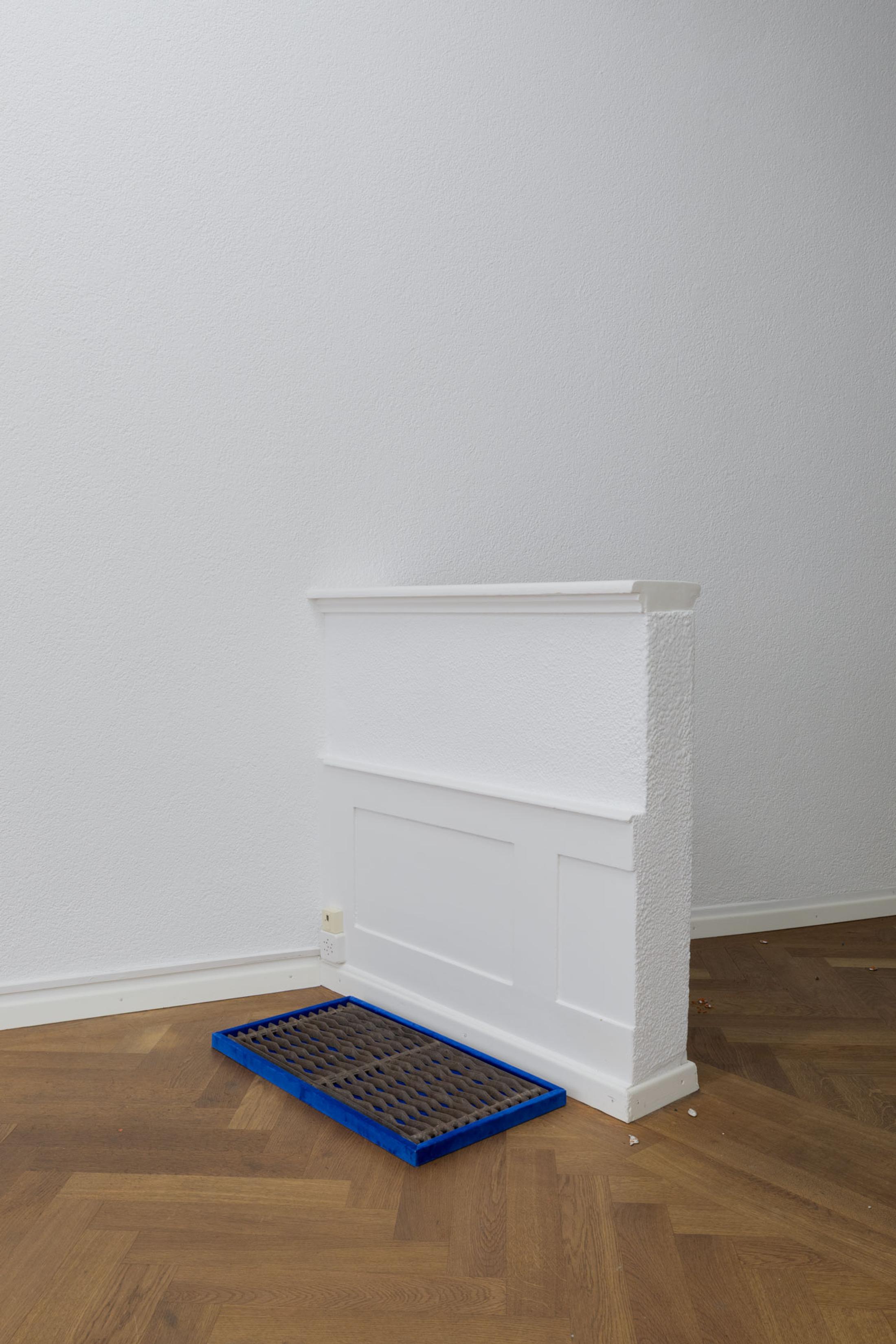 Exhibition View Leolie Greet with Amélie Bodenmann, Anina Müller and Nina Rieben Show «mumbles slide along the sleeve; view on Leolie Greet, a protagonist leaves its trace well placed, 2023, wood, velvet, foot scraper» at Krone Couronne, Biel, 2023 / Photo: Guadalupe Ruiz / Courtesy: the artist and Krone Couronne