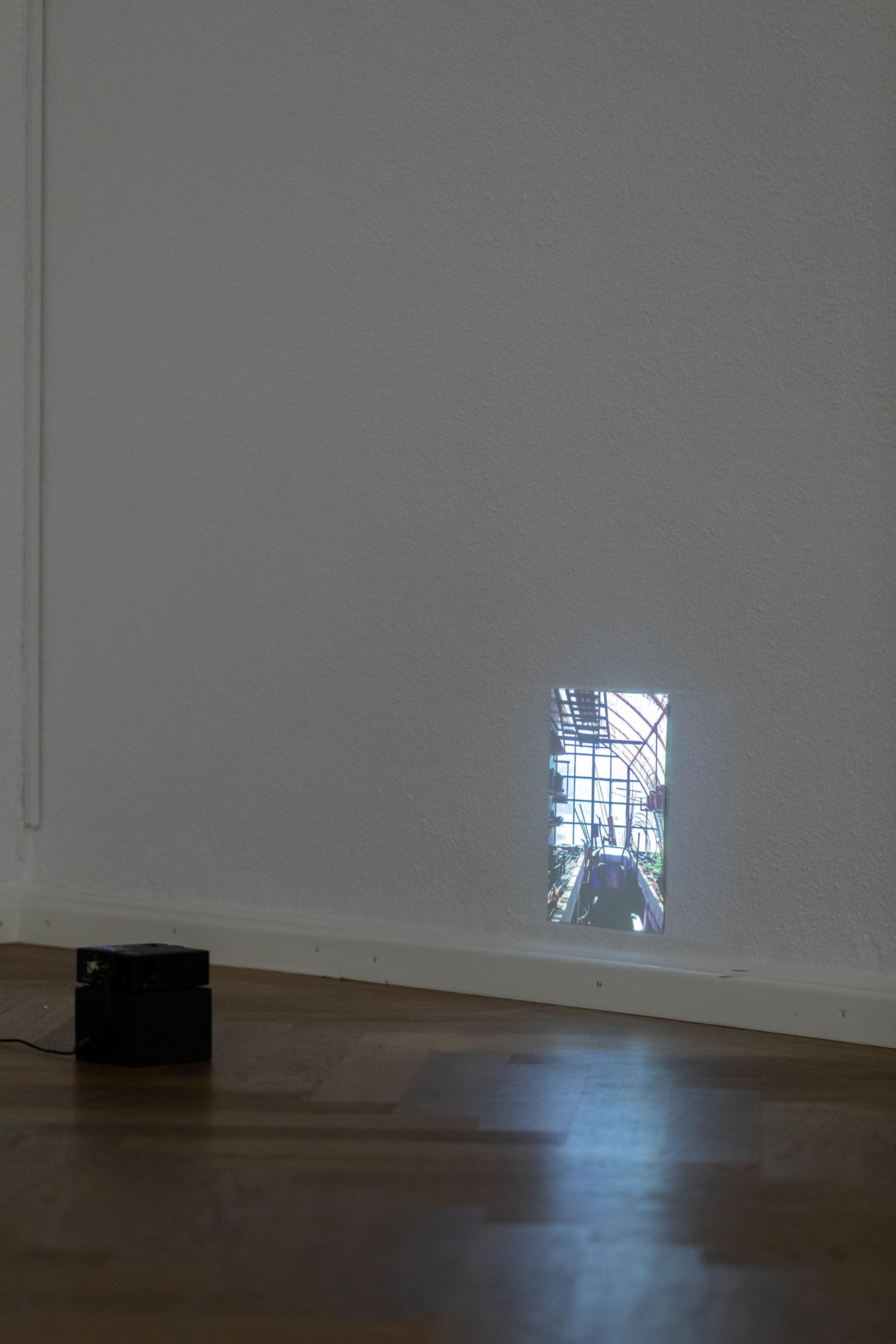 Exhibition View Leolie Greet with Amélie Bodenmann, Anina Müller and Nina Rieben Show «mumbles slide along the sleeve; view on Leolie Greet, when metaphor becomes script becomes metaphor, 2023, video, projection on the backside of a script» at Krone Couronne, Biel, 2023 / Photo: Guadalupe Ruiz / Courtesy: the artist and Krone Couronne