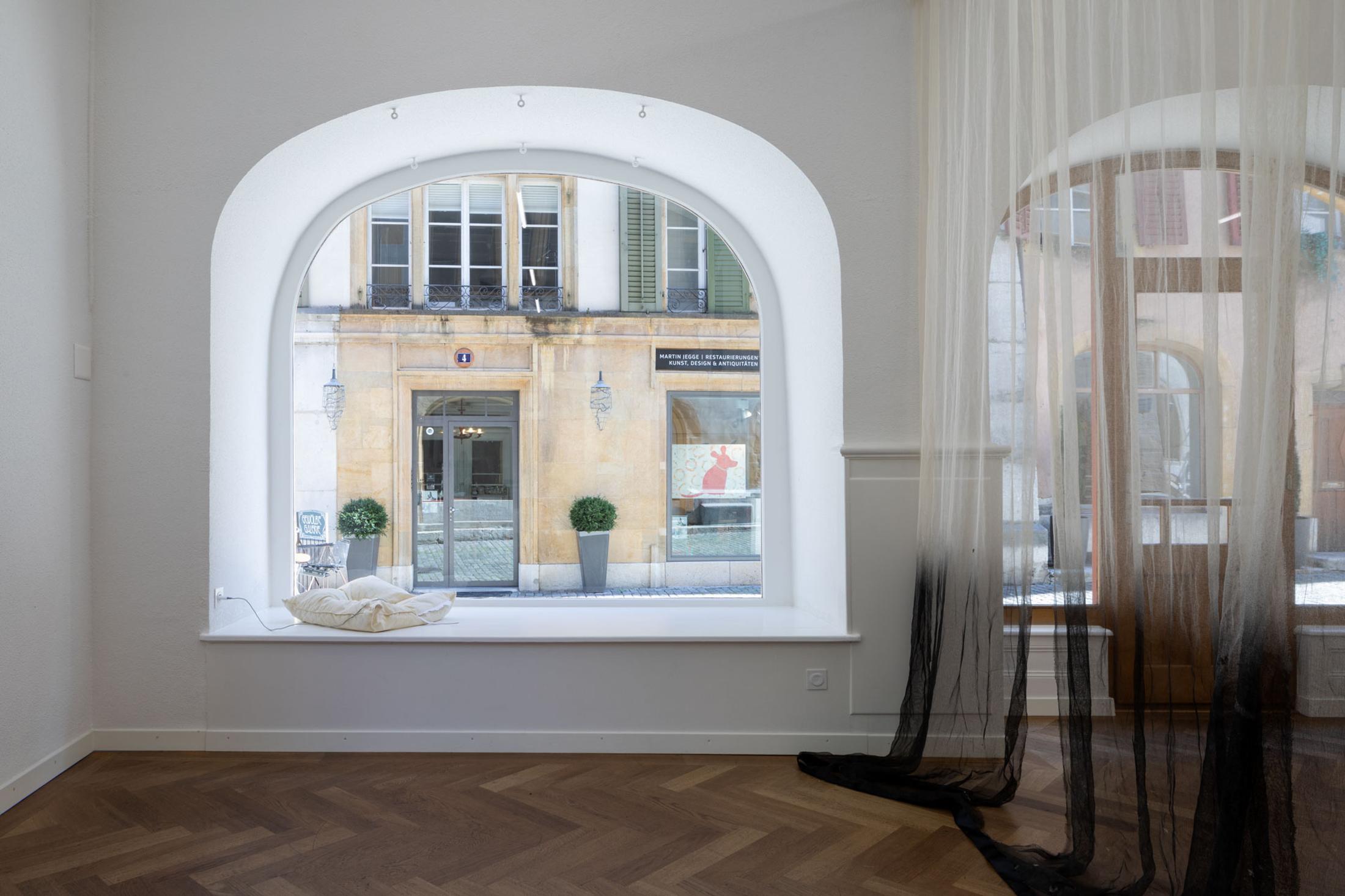 Exhibition View Leolie Greet with Amélie Bodenmann, Anina Müller and Nina Rieben Show «mumbles slide along the sleeve» at Krone Couronne, Biel, 2023 / Photo: Guadalupe Ruiz / Courtesy: the artists and Krone Couronne