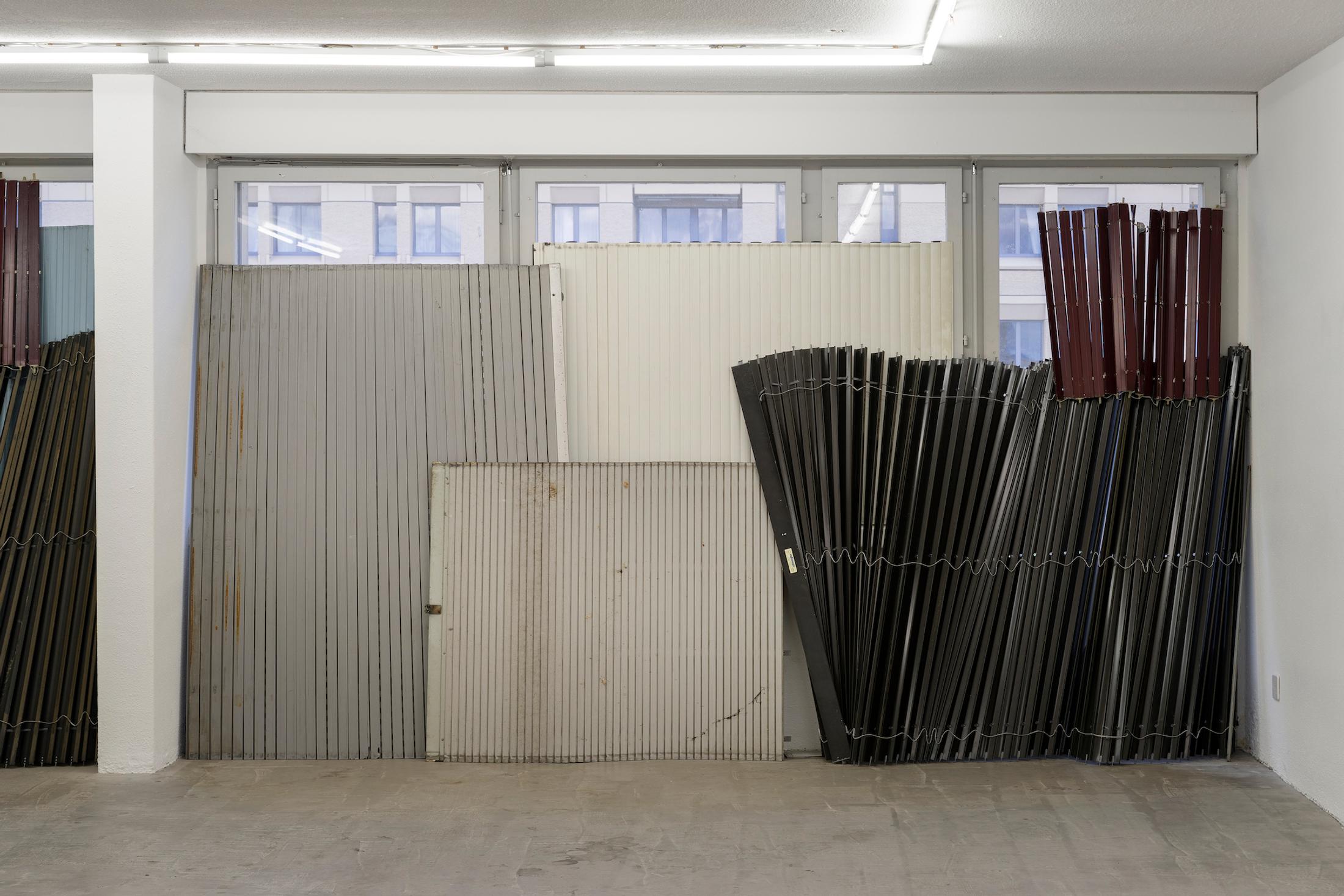 Exhibition View Group Show «Es dreht sich die Welt; view on Amadeus Vogelsang, jaloucity, 2023, Diverse blinds, Dimensions variable» at Hamlet, Zurich, 2023 / Photo: Claude Barrault / Courtesy: the artist and Hamlet