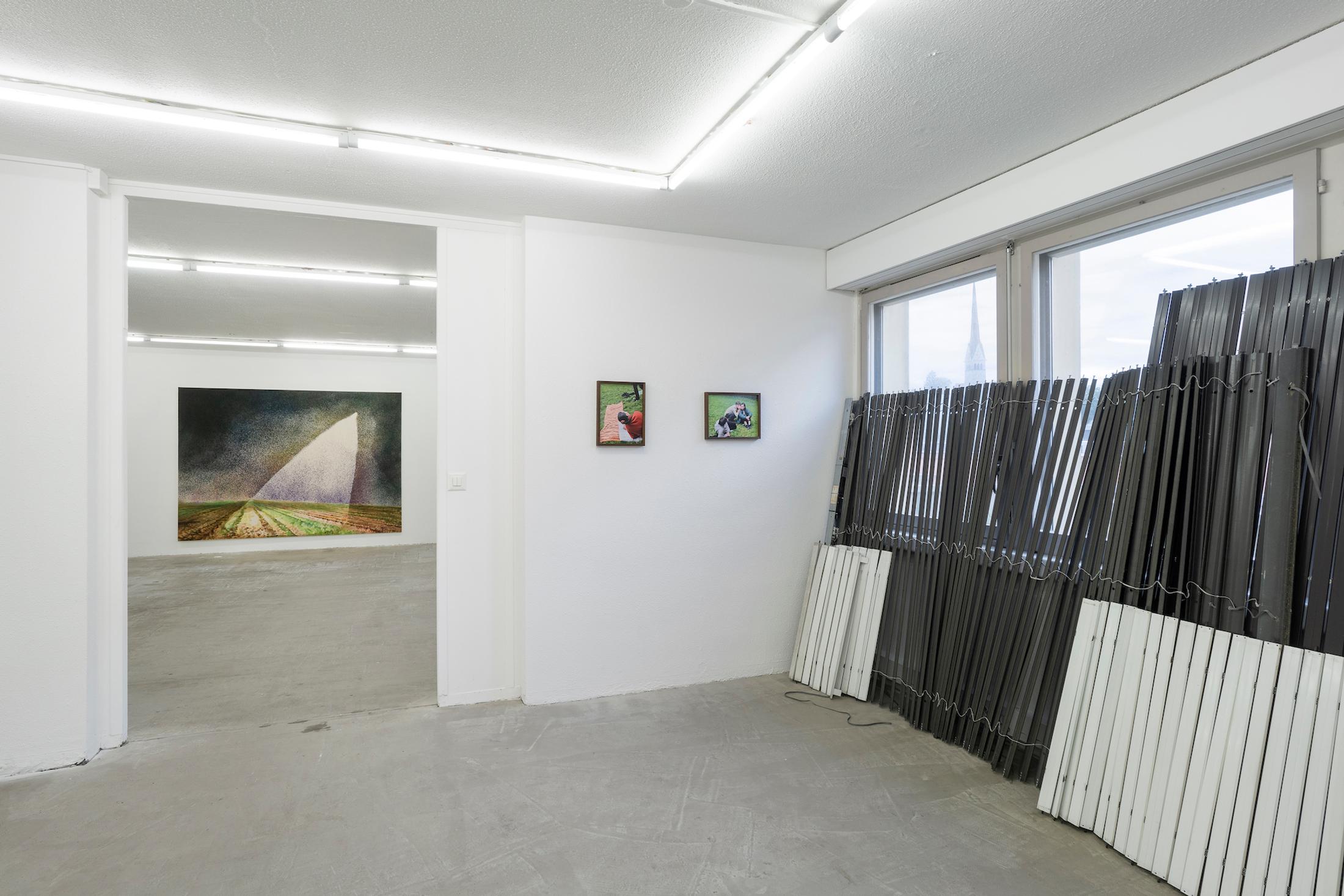 Exhibition View Group Show «Es dreht sich die Welt» at Hamlet, Zurich, 2023 / Photo: Claude Barrault / Courtesy: the artists and Hamlet