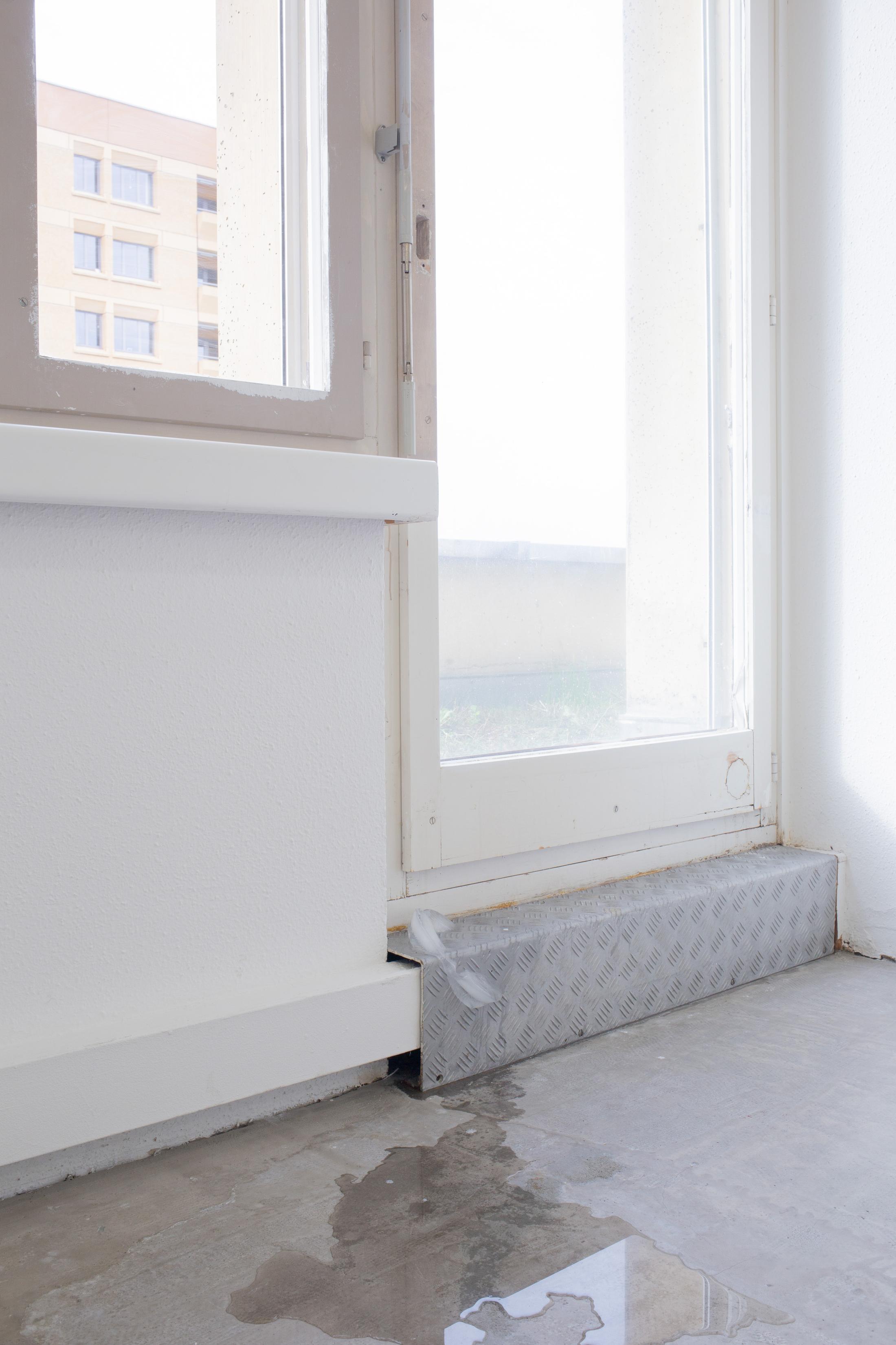 Exhibition View Group Show «Memory Mold; view on Amélie Bodenmann, (Last night, or the night before), 2024, ice» at Hamlet, Zurich, 2024 / Photo: Leevi Toija / Courtesy: the artists and Hamlet