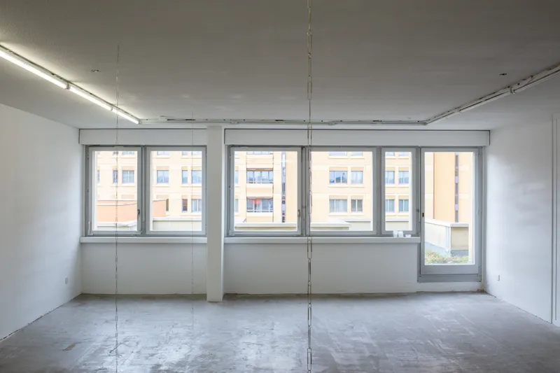 Exhibition View Group Show «Memory Mold; view on : Luca Büchler, Bracket (III), 2024, Brackets; Luca Büchler, Bracket (II), 2024, Paperclips; Luca Büchler, Bracket (I), 2024, Büroklammern» at Hamlet, Zurich, 2024 / Photo: Leevi Toija / Courtesy: the artists and Hamlet