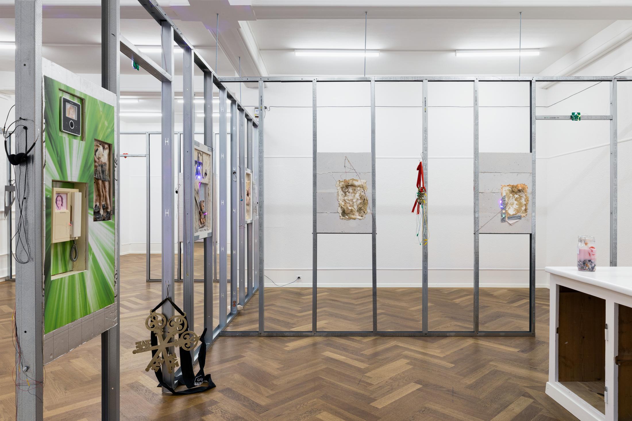 Exhibition View Solo Show Mona Filleul «PARTY MIX feat. Thilda Bourqui, Tony Colombe. K, Pauline Coquart, Gaia Vincensini, Xaxalxe» at Krone Couronne, Biel/Bienne, 2024 / Photo: Fabrice Schneider / Courtesy: The artist and Krone Couronne
