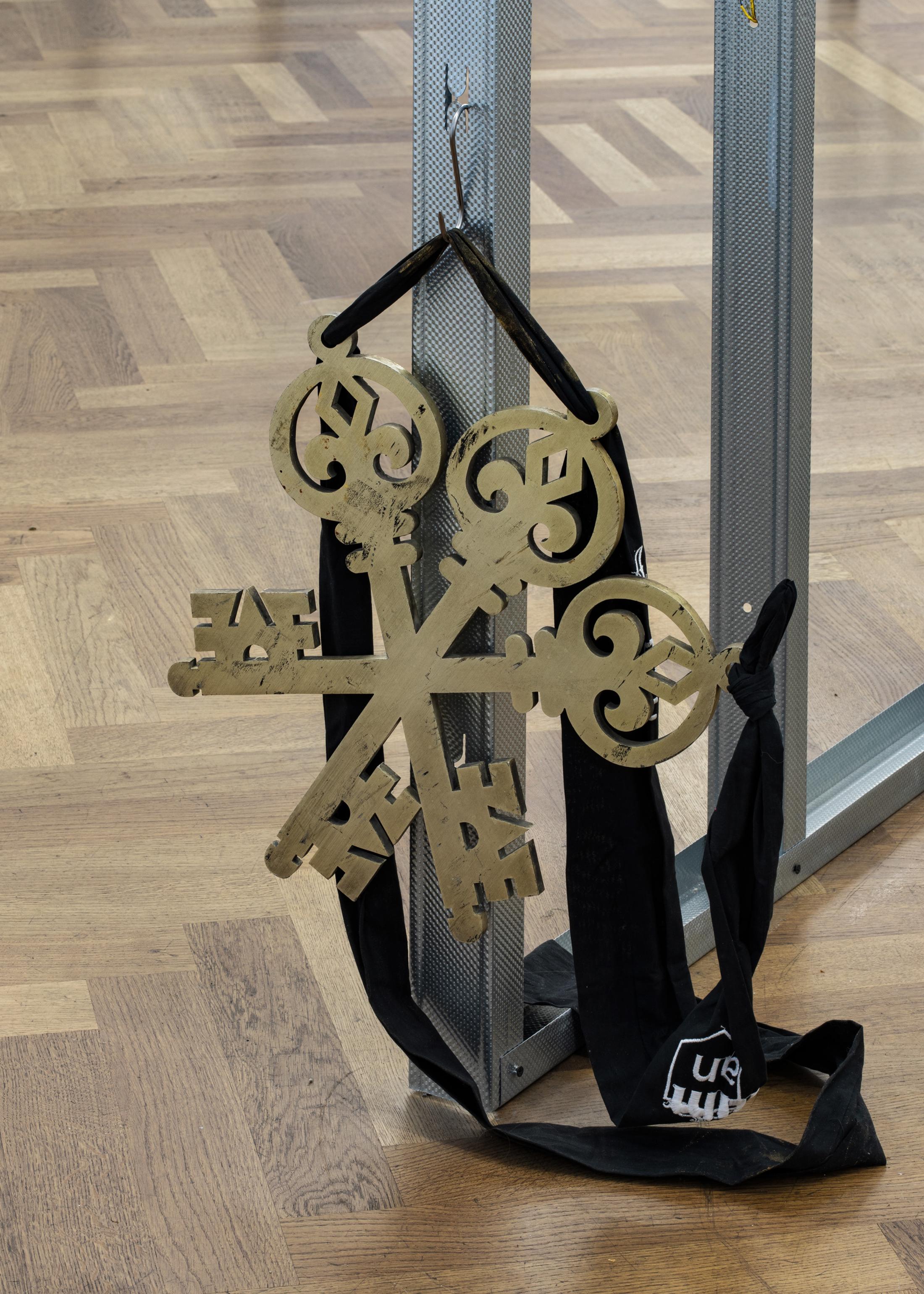 Exhibition View Solo Show Mona Filleul «PARTY MIX feat. Thilda Bourqui, Tony Colombe. K, Pauline Coquart, Gaia Vincensini, Xaxalxe; view on Gaia Vincensini, Human artefact after all, 2018» at Krone Couronne, Biel/Bienne, 2024 / Photo: Fabrice Schneider / Courtesy: The artist and Krone Couronne