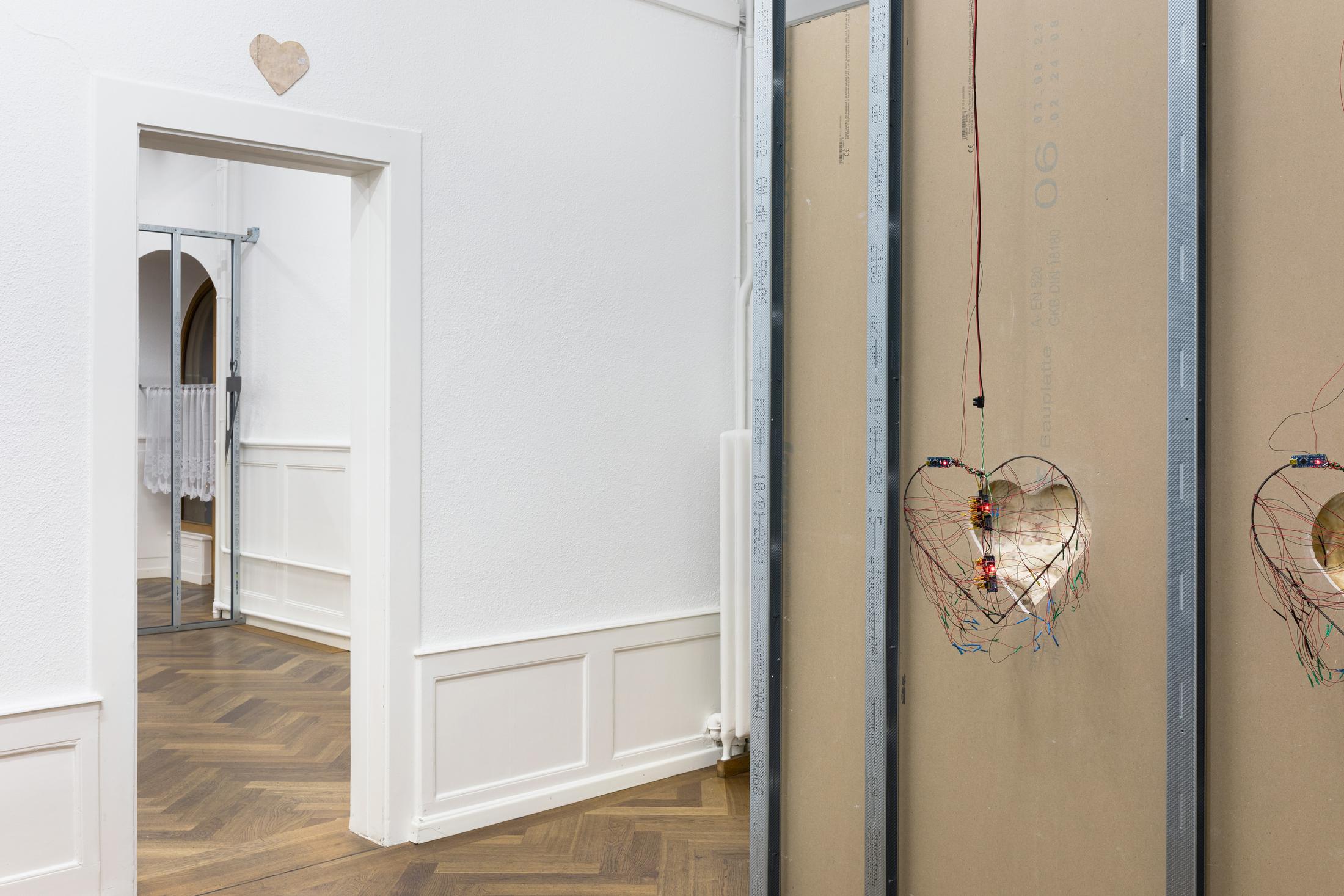 Exhibition View Solo Show Mona Filleul «PARTY MIX feat. Thilda Bourqui, Tony Colombe. K, Pauline Coquart, Gaia Vincensini, Xaxalxe; view on Mona Filleul, 2024 Bonnie, 2019–2024» at Krone Couronne, Biel/Bienne, 2024 / Photo: Fabrice Schneider / Courtesy: The artist and Krone Couronne