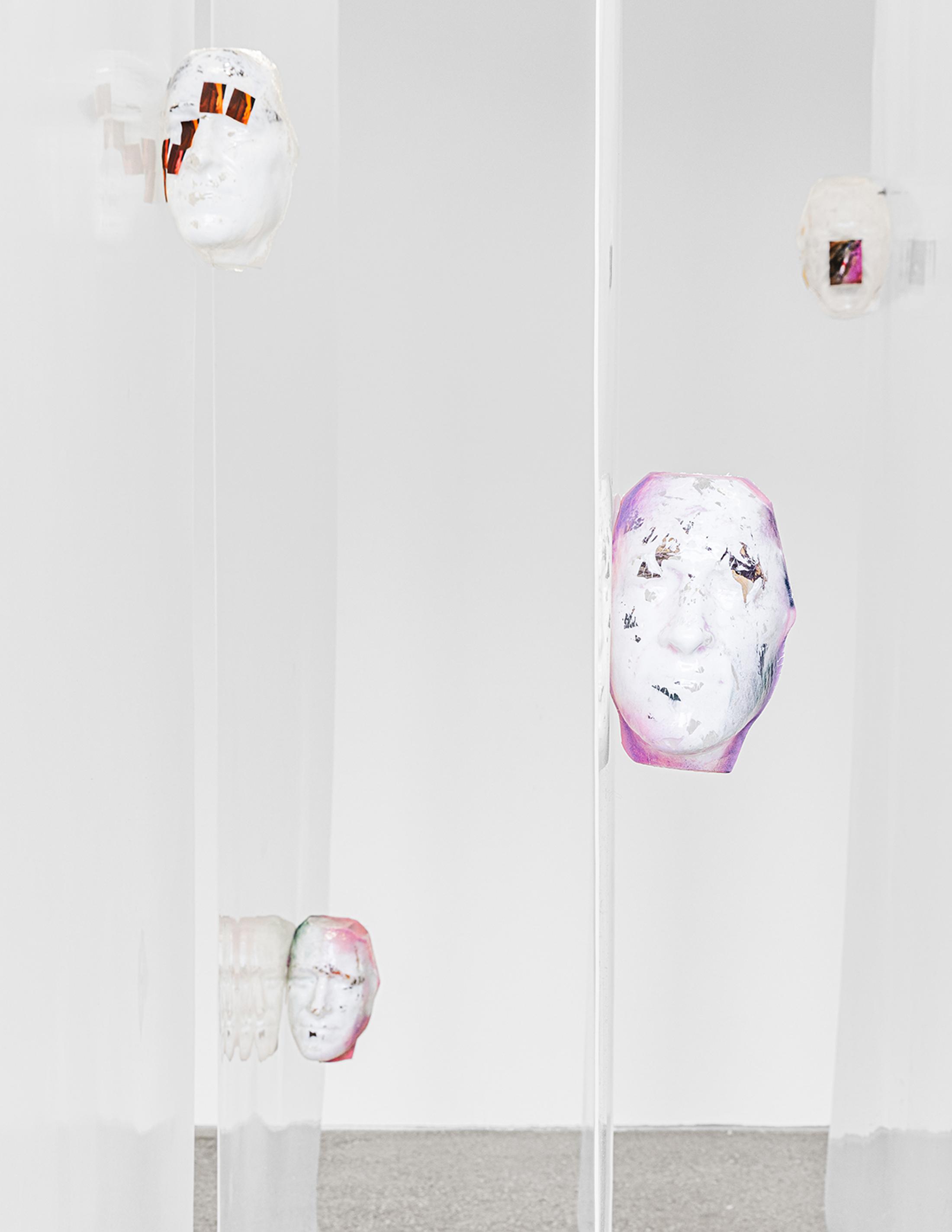 Exhibition View Solo Show Niels Trannois «Version Cue ; view on I will give you a name... (dyslexie à escient)(details), 2025, silicone, cables, thermoformed PET, feathers, adhesive prints, silicone, glue, 300x260x90 cm» at CALM – Centre d’Art La Meute, Lausanne, Switzerland, 2025 / Photo: Théo Dufloo / Courtesy of the artist