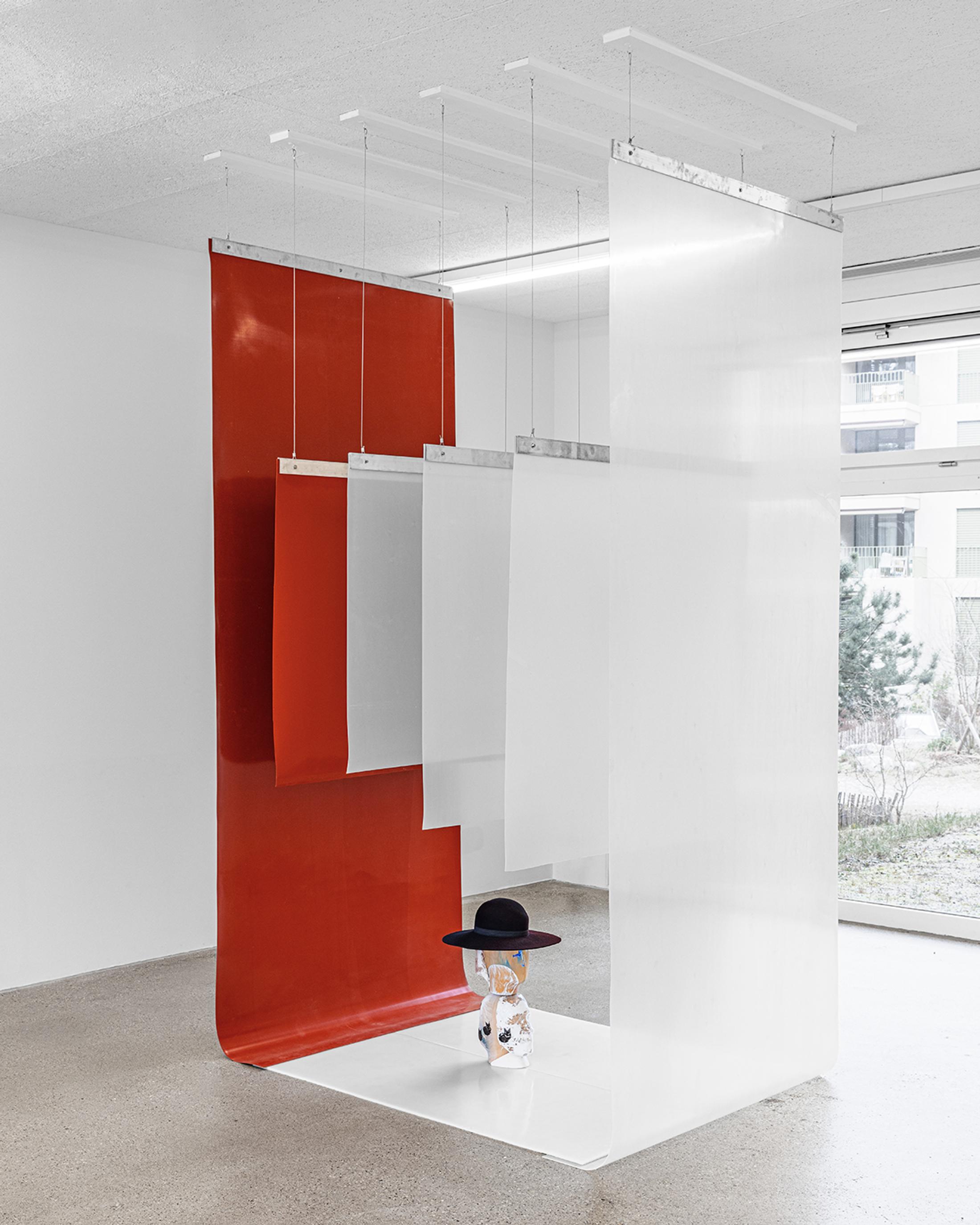 Exhibition View Solo Show Niels Trannois «Version Cue ; view on ...A Name you can remember me by (dyslexie à escient), 2025, silicone, cables, felt, wood, acrylic, thermoformed PET, silicone glue, 300x120x170 cm» at CALM – Centre d’Art La Meute, Lausanne, Switzerland, 2025 / Photo: Théo Dufloo / Courtesy of the artist