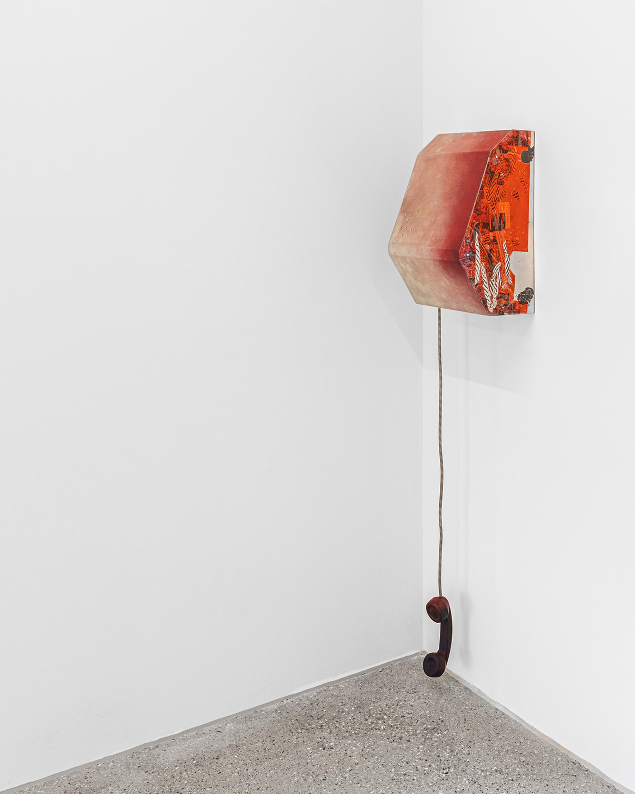 Exhibition View Solo Show Niels Trannois «Version Cue ; view on Elijah (une vie où je pourrais me souvenir de celle-ci), 2025, aluminum, plexiglas, pen, print on paper, acrylic, porcelain, soundtrack Lauren Duffus, 50x30x20» at CALM – Centre d’Art La Meute, Lausanne, Switzerland, 2025 / Photo: Théo Dufloo / Courtesy of the artist