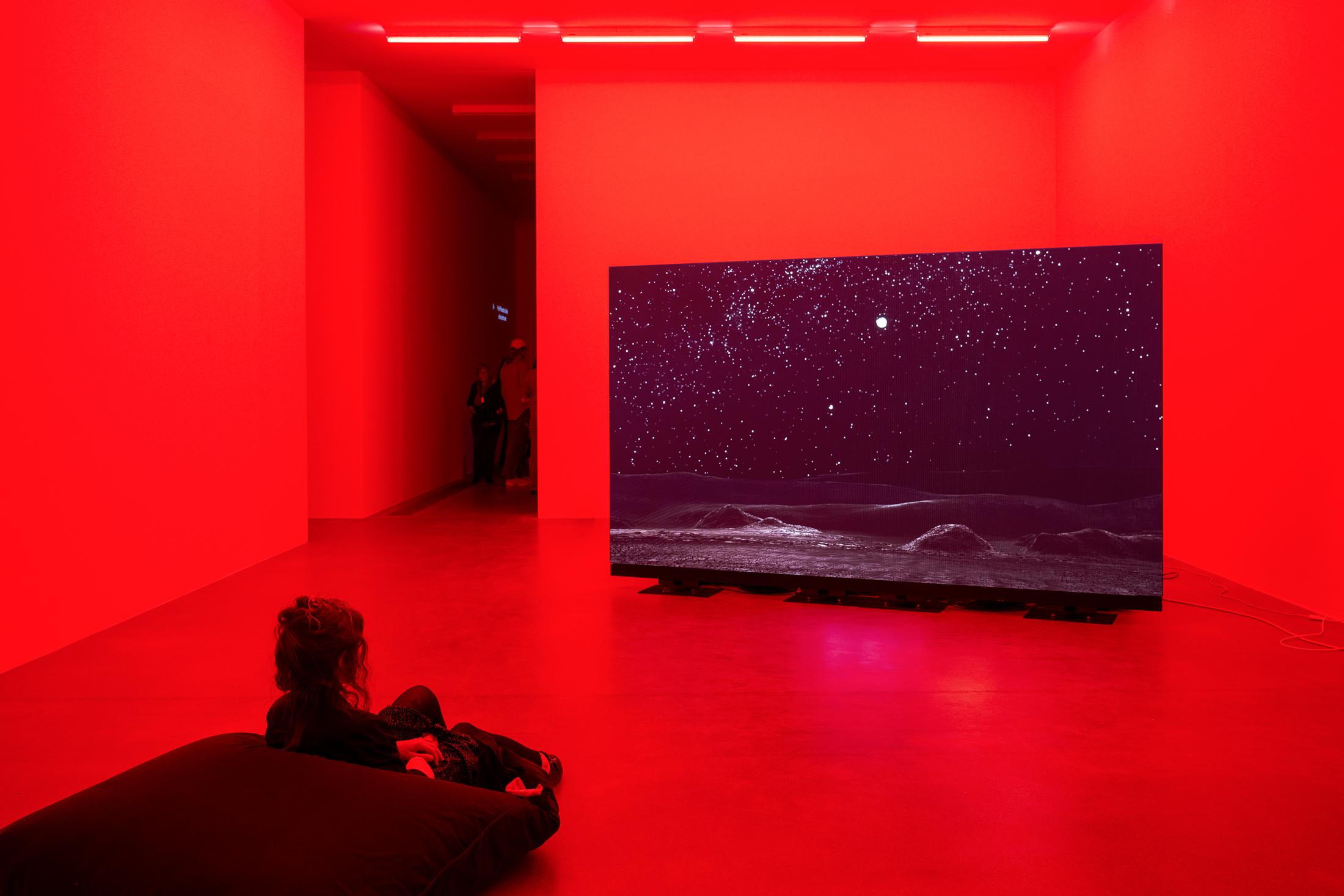 Exhibition View Solo Show Pauline Julier «A Single Universe; view on Pauline Julier, A Million-Year Picnic - Conversations on Mars, 2024, Videoinstallation, Loop, 56'» at Aargauer Kunsthaus, Aarau, 2024 / Photo: ullmann.photography / Courtesy: The artist and Aargauer Kunsthaus