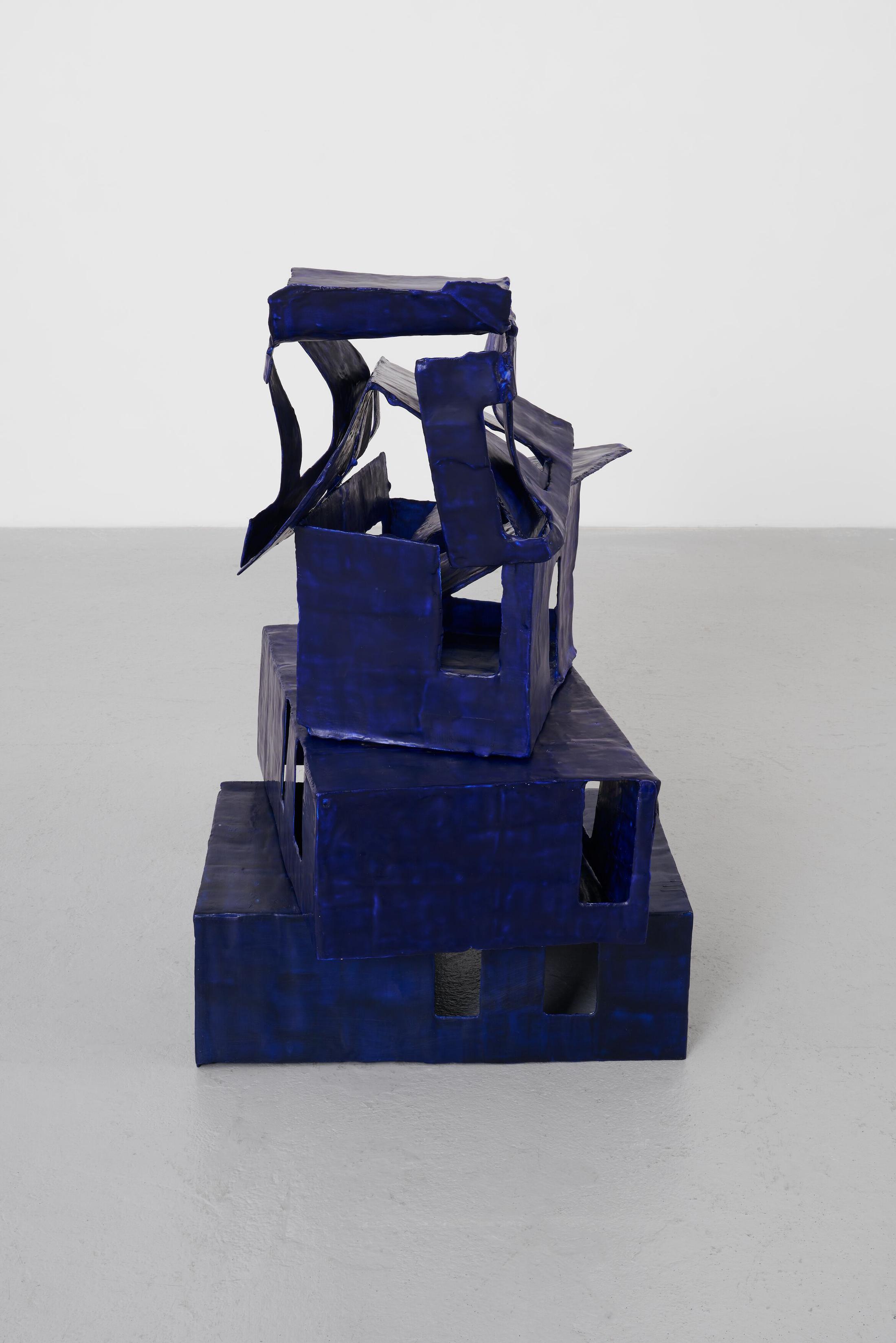 Exhibition View Solo Show «Rachel Khedoori; view on Untitled, resin infused polymethyl methacrylate and encaustic wax, 96 x 61 x 58 cm, 2024» at Hauser & Wirth, Zurich, 2025 / Photo: Jon Etter / Courtesy: the artist and Hauser & Wirth