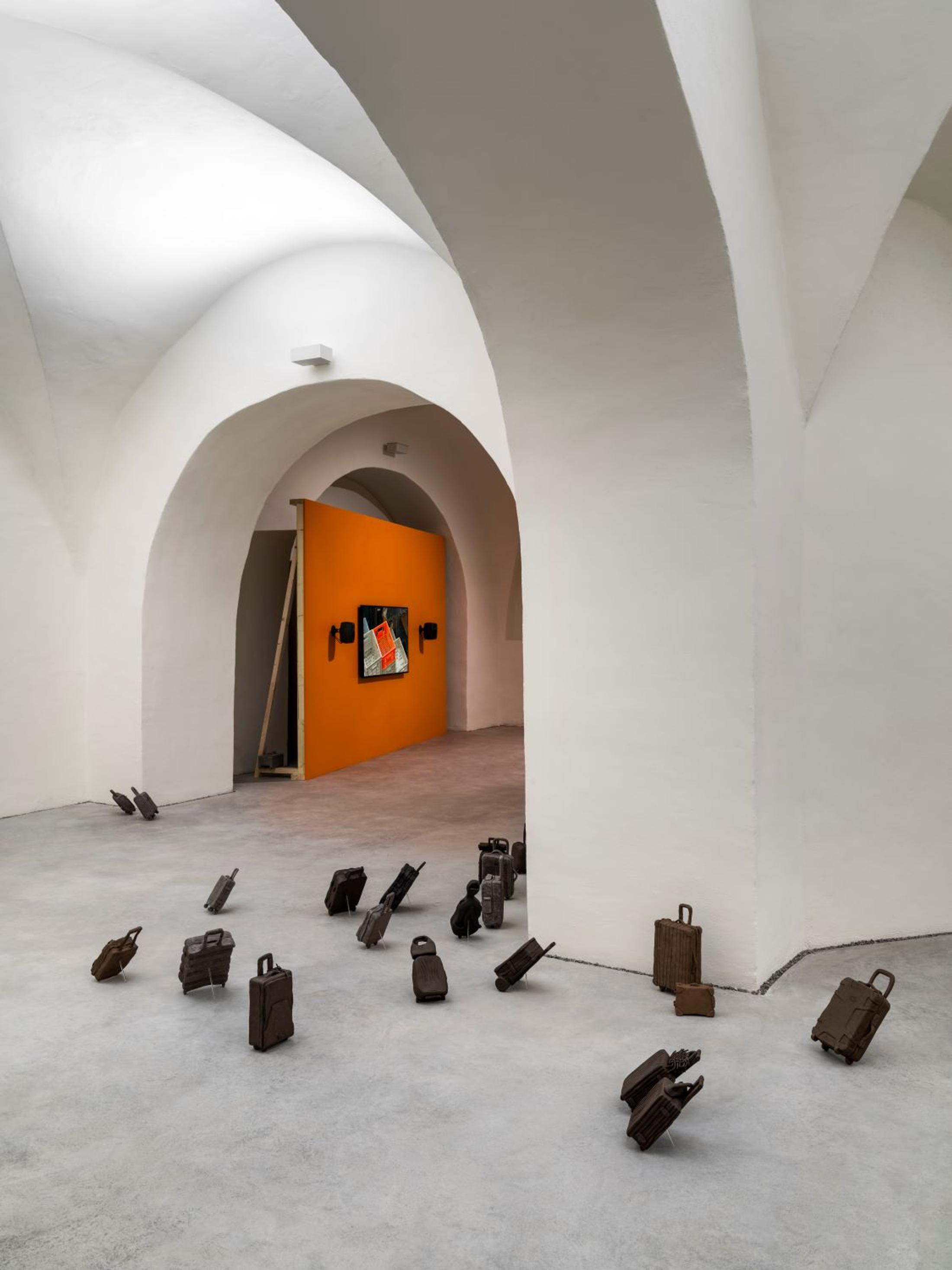 Exhibition View Solo Show Raphael Stucky «Troposonic; view on Anti-Volumen, Clay sculptures, 2024 & Cage no Cage, Video (colour) with sound, 17 min, 2023» at Musée d’art du Valais / Kunstmuseum Wallis, Sion, 2025 / Photo: Olivier Lovey / Courtesy: the artist and Musées cantonaux du Valais