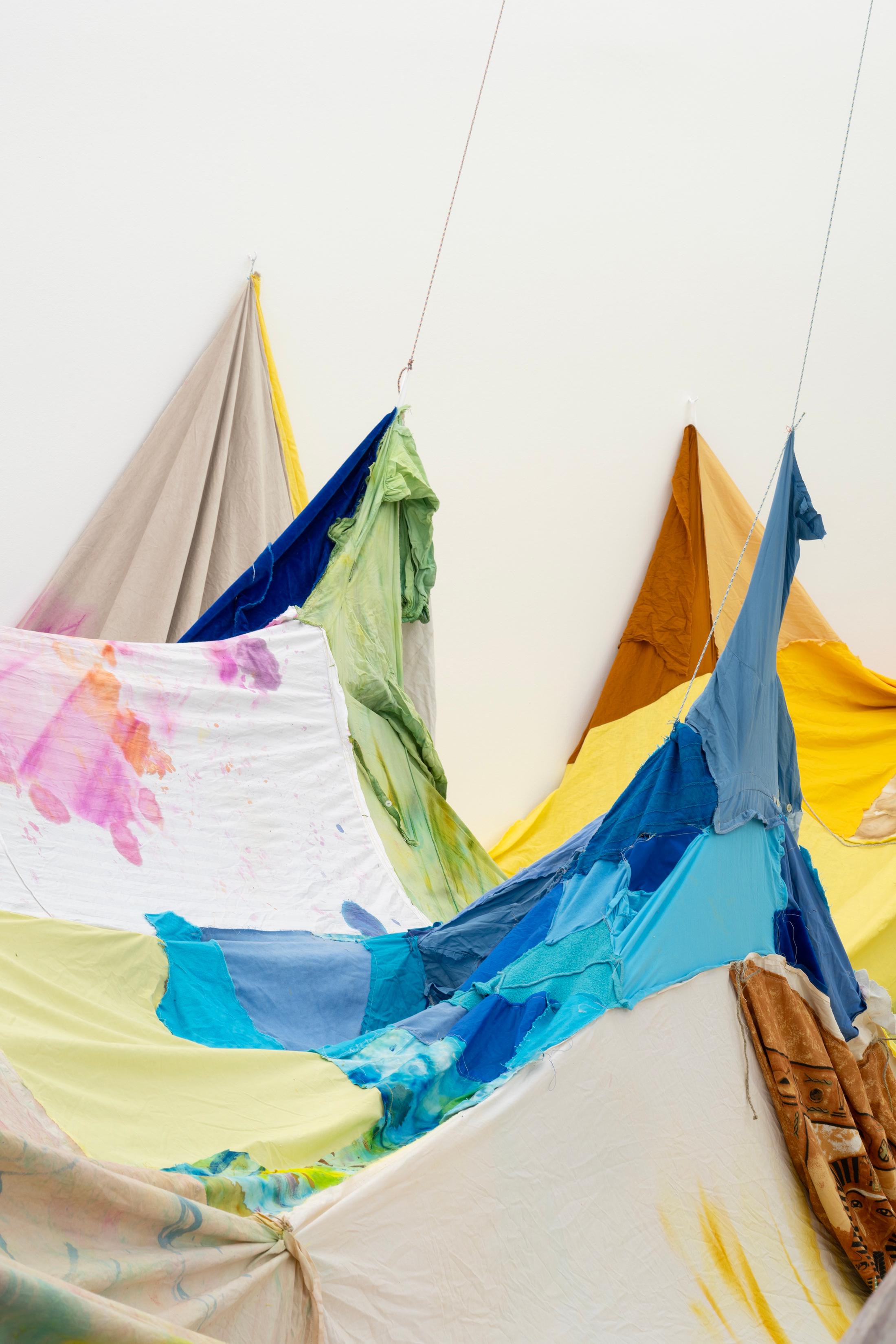 Reto Pulfer, Kuruminas kurkuma-gelben Multtücher (Theaceaes Traum), detail, 2008–2018 / Photo: Kunst Halle Sankt Gallen, E. Sommer / Courtesy: the artist and Hollybush Gardens, London