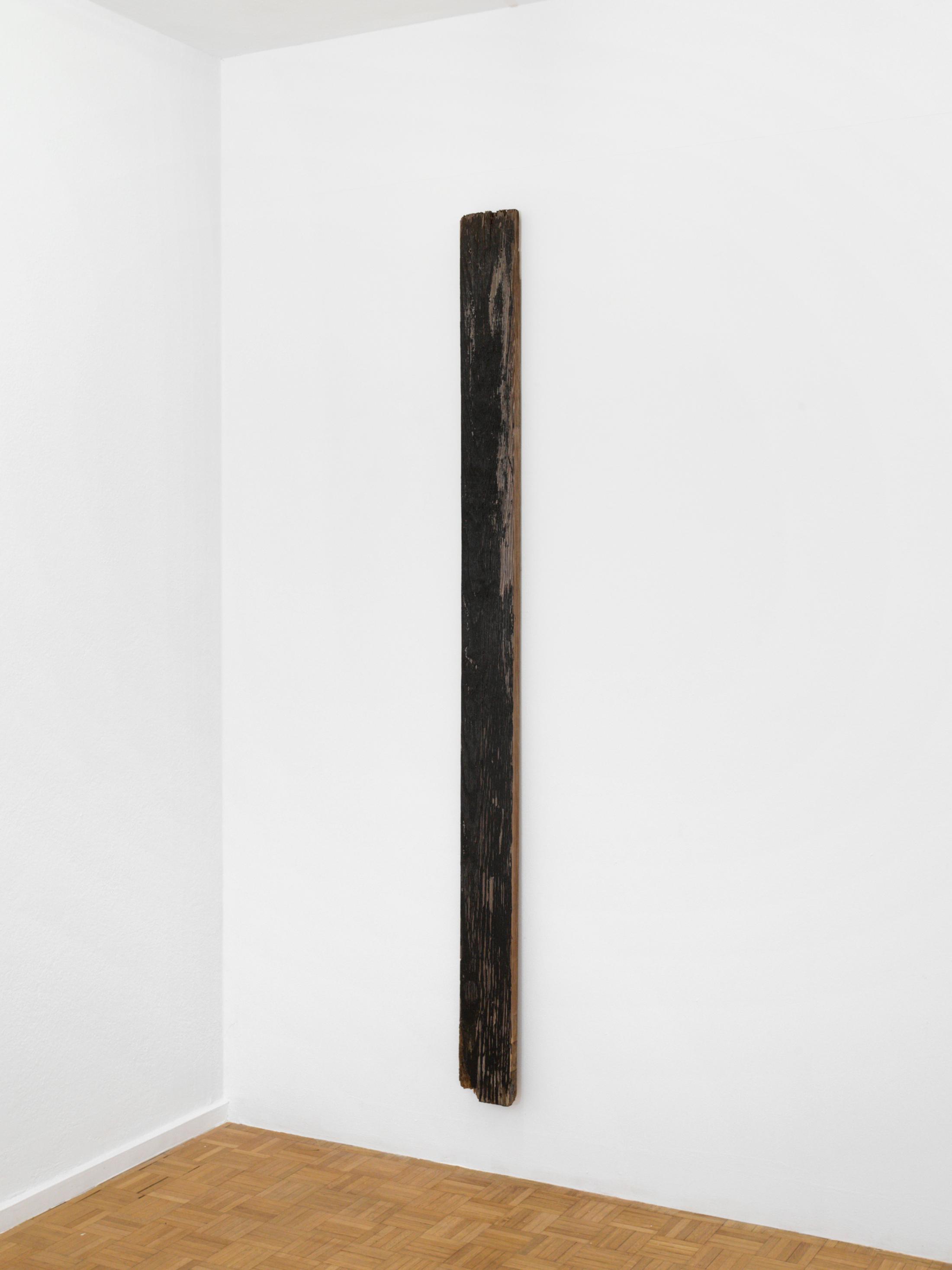 Exhibition View Group Show «From My Window; view on Niloufar Emamifar, Ocean Avenue, 2022, Wood, paint, dirt, 228.6 x 15.2 x 3.8 cm» at Sentiment, Zurich, 2023 / Photo: Philipp Rupp & Julien Gremaud / Courtesy: the artist and Sentiment