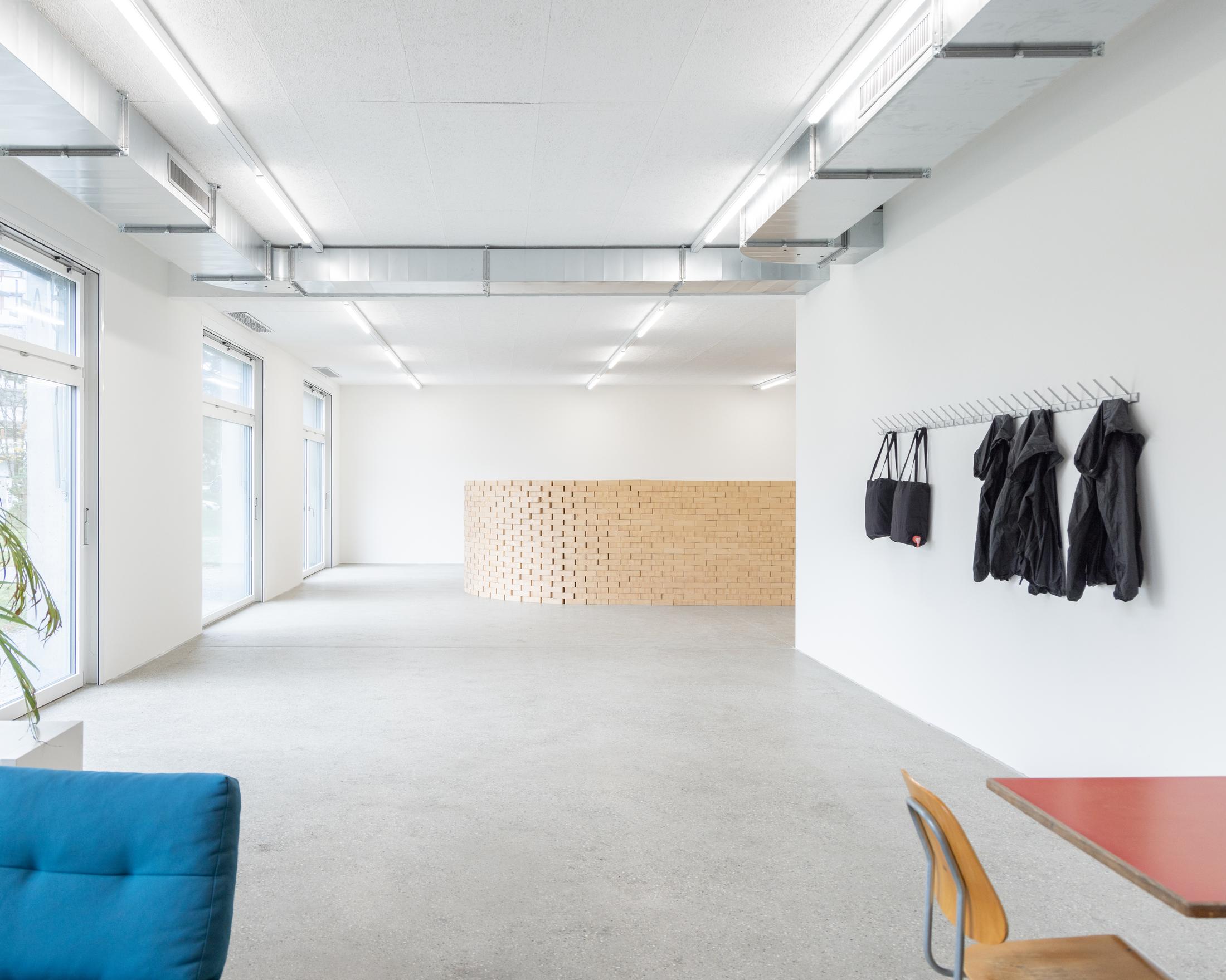 Exhibiton View Solo Show Shirin Yousefi «BAZM» at CALM – Centre d’Art La Meute, Lausanne, 2024 / Photo: Théo Dufloo / Courtesy: the artist and CALM – Centre d’Art La Meute