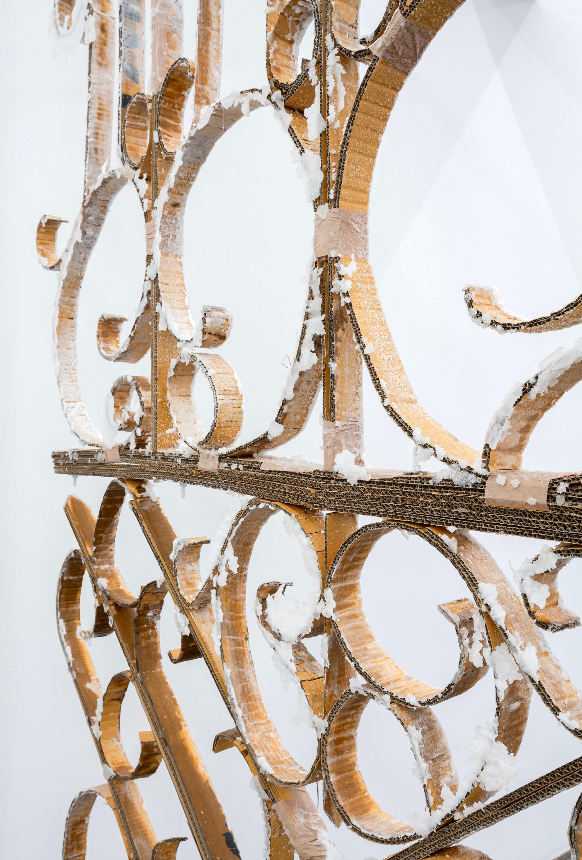 Exhibition View Double Show Sofía Salazar Rosales «Imagínate vivir en Suiza y perderte esto ; view on Miedo al otro (Detail), 2025, Carboard, glue, painting, oakum, glass aggregate, paraffin, 165.5 x 15 x 320 cm» at Kunst Halle Sankt Gallen, St. Gallen, 2025 / Photo: E. Sommer / Courtesy: the artist and ChertLüdde, Berlin