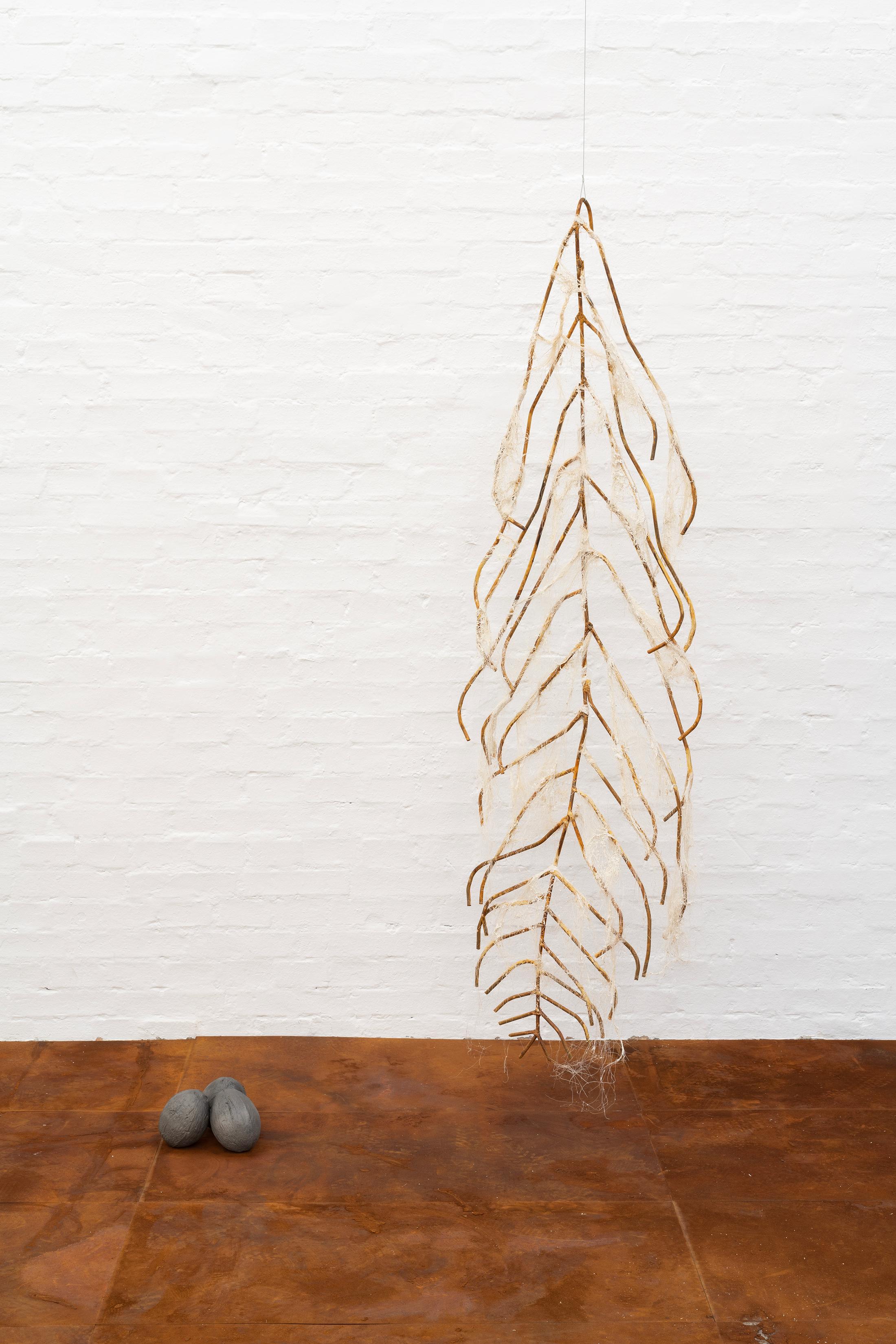 Exhibition View Double Show Sofía Salazar Rosales «Imagínate vivir en Suiza y perderte esto ; view on Escuchando sin tener que
traducir más que en formas, 2025, Oakum, plaster filler, iron, 190 x 70 x 10 cm» at Kunst Halle Sankt Gallen, St. Gallen, 2025 / Photo: E. Sommer / Courtesy: the artist and ChertLüdde, Berlin