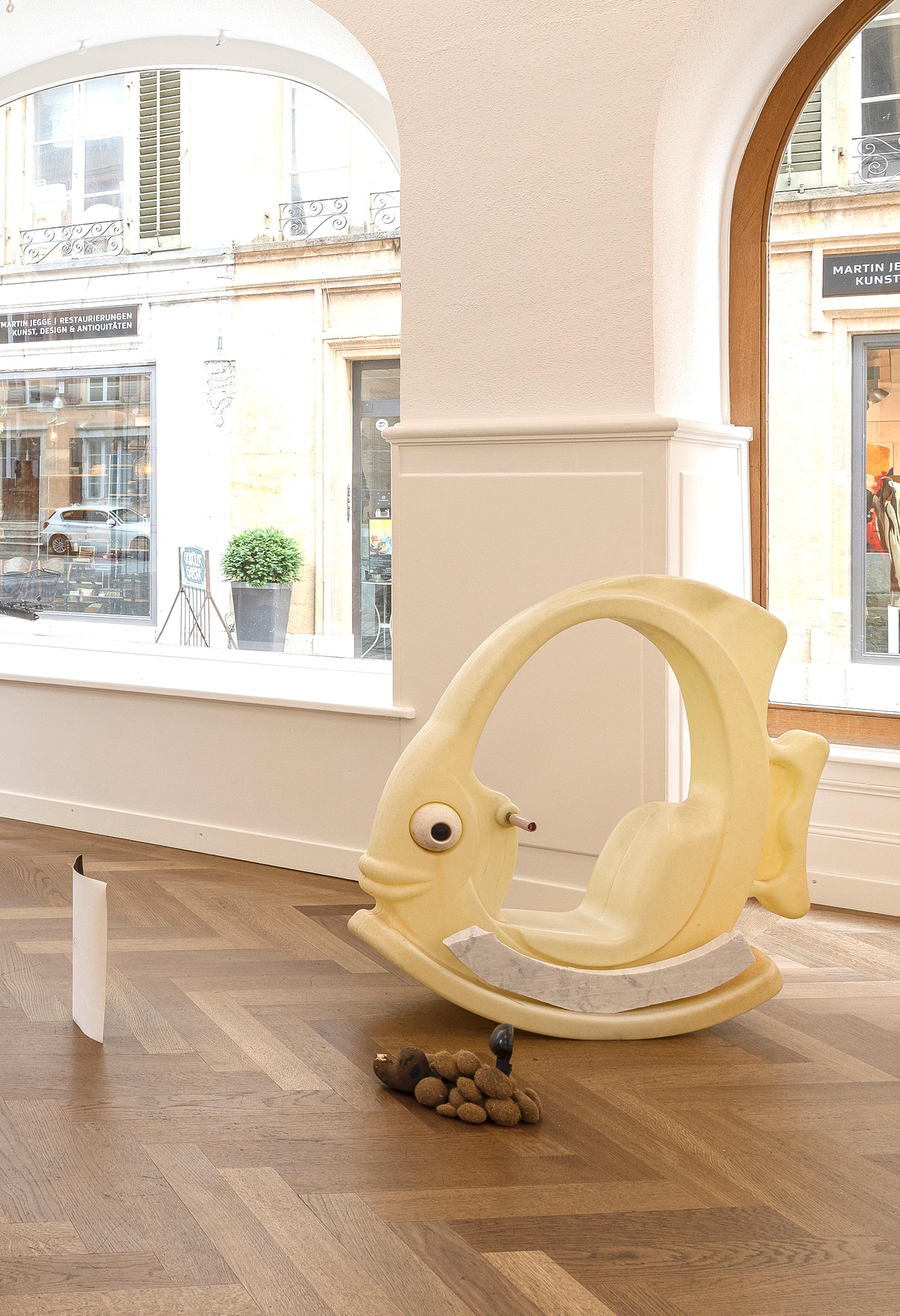 Exhibition View Group Show «THE GLEANERS; view on Sophie Jung, Get in Loser, 2023, Fish toy, marble, Neptune balls, crab, mechanical dog, rearview mirror, c-print photograph» at Krone Couronne, Biel, 2023 / Photo: Michal Florence Schorro / Courtesy: the artist and Krone Couronne