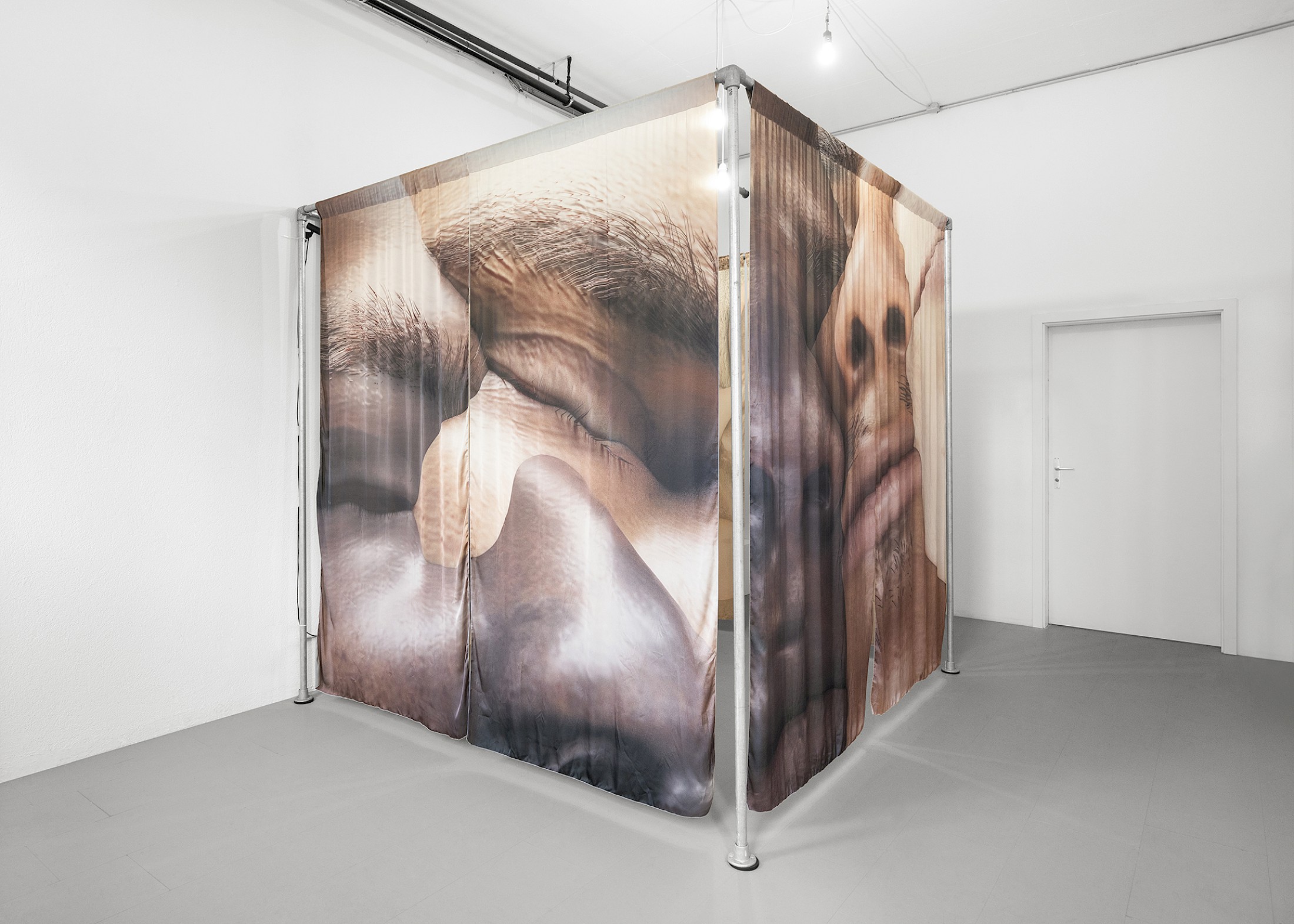 Exhibition View Group Show «Unseen Reconstructions; view on view on Robin Bervini, Until I Stop Trying to Get Out of My Skin, 2020, Installation and VR Experience, duration 5'20» at La Rada, Locarno, 2023 / Photo: Riccardo Giancola / Courtesy: the artist and La Rada