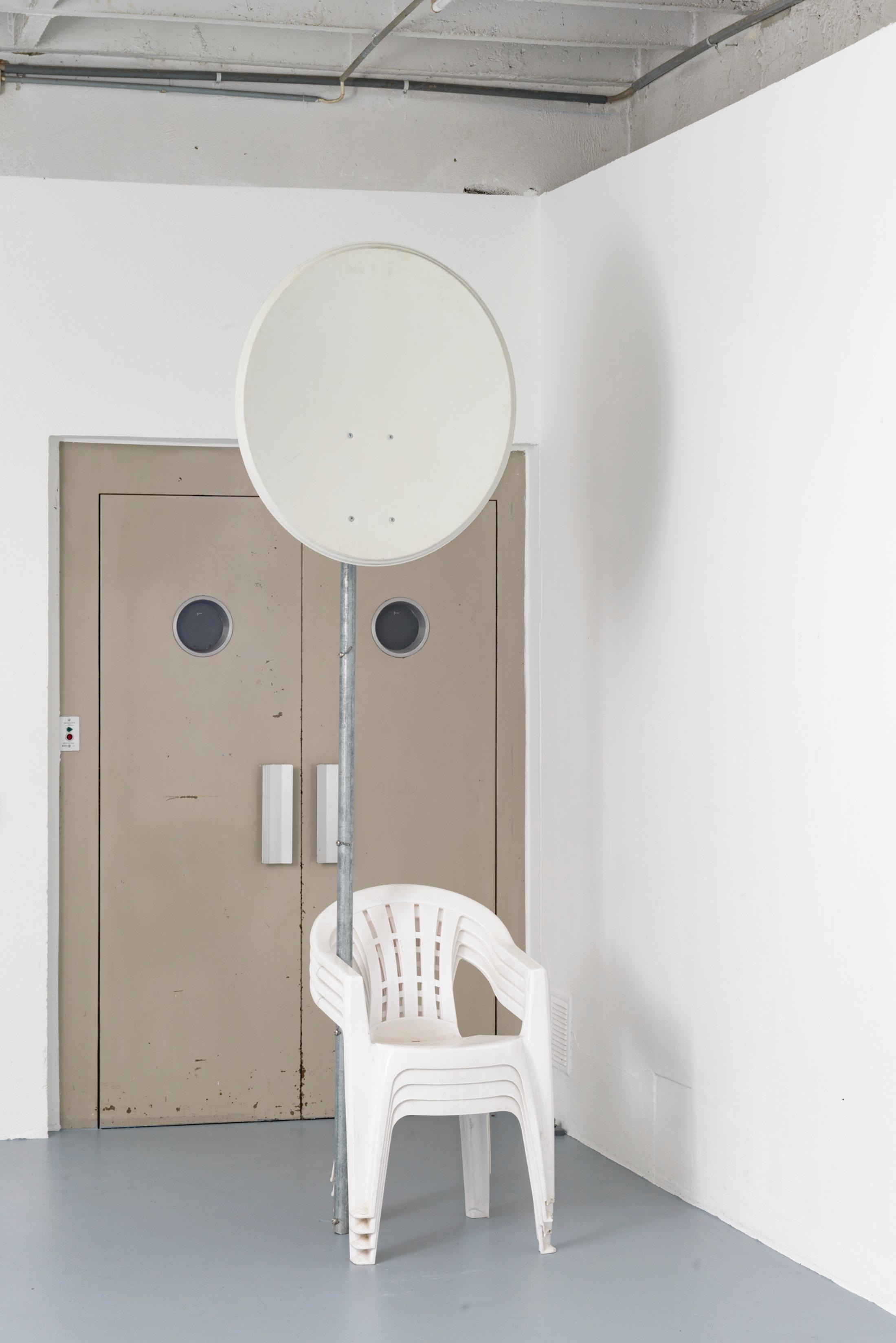 Exhibition View Duo Show Yvan Alvarez and Dylan Hausthor «Upon Onda; view on Yvan Alvarez, Untitled (makeshift device), 2024, monobloc chairs, fence post, parabolic reflector, 240 x 60 x 56 cm» at Standard/Deluxe, Lausanne, 2024 / Photo: YAL / Courtesy: the artist and Standard/Deluxe