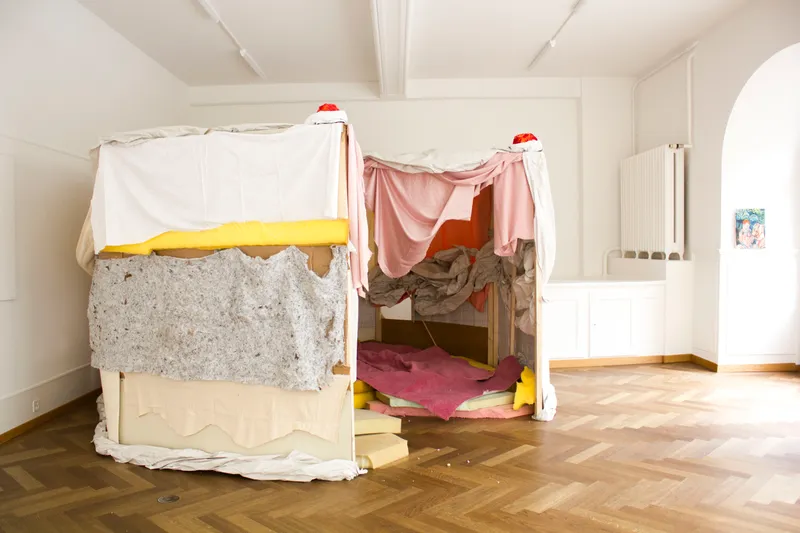 Exhibition View Group Show «BIENNEOPHONE; view on Vera Trachsel, The cake, 2021 and Jeanne Jacob, Geheimnisse mit den Händen erzählen, 2021» at Krone Couronne, Biel/Bienne, 2021 / Courtesy: the artist and Krone Couronne