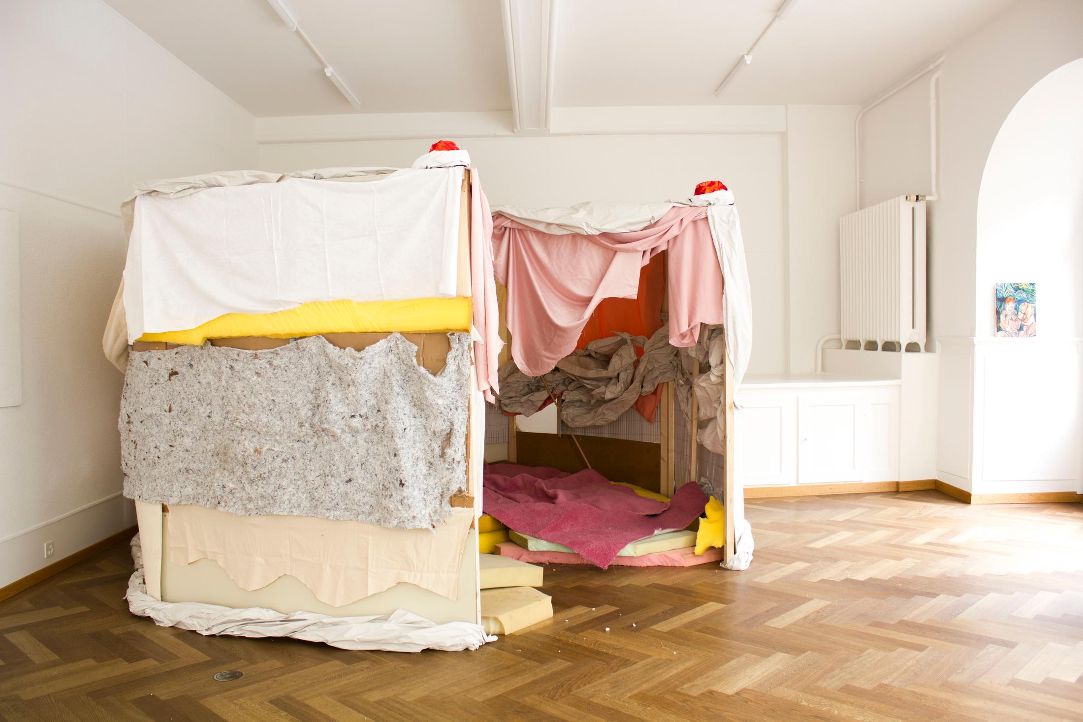 Exhibition View Group Show «BIENNEOPHONE; view on Vera Trachsel, The cake, 2021 and Jeanne Jacob, Geheimnisse mit den Händen erzählen, 2021» at Krone Couronne, Biel/Bienne, 2021 / Courtesy: the artist and Krone Couronne