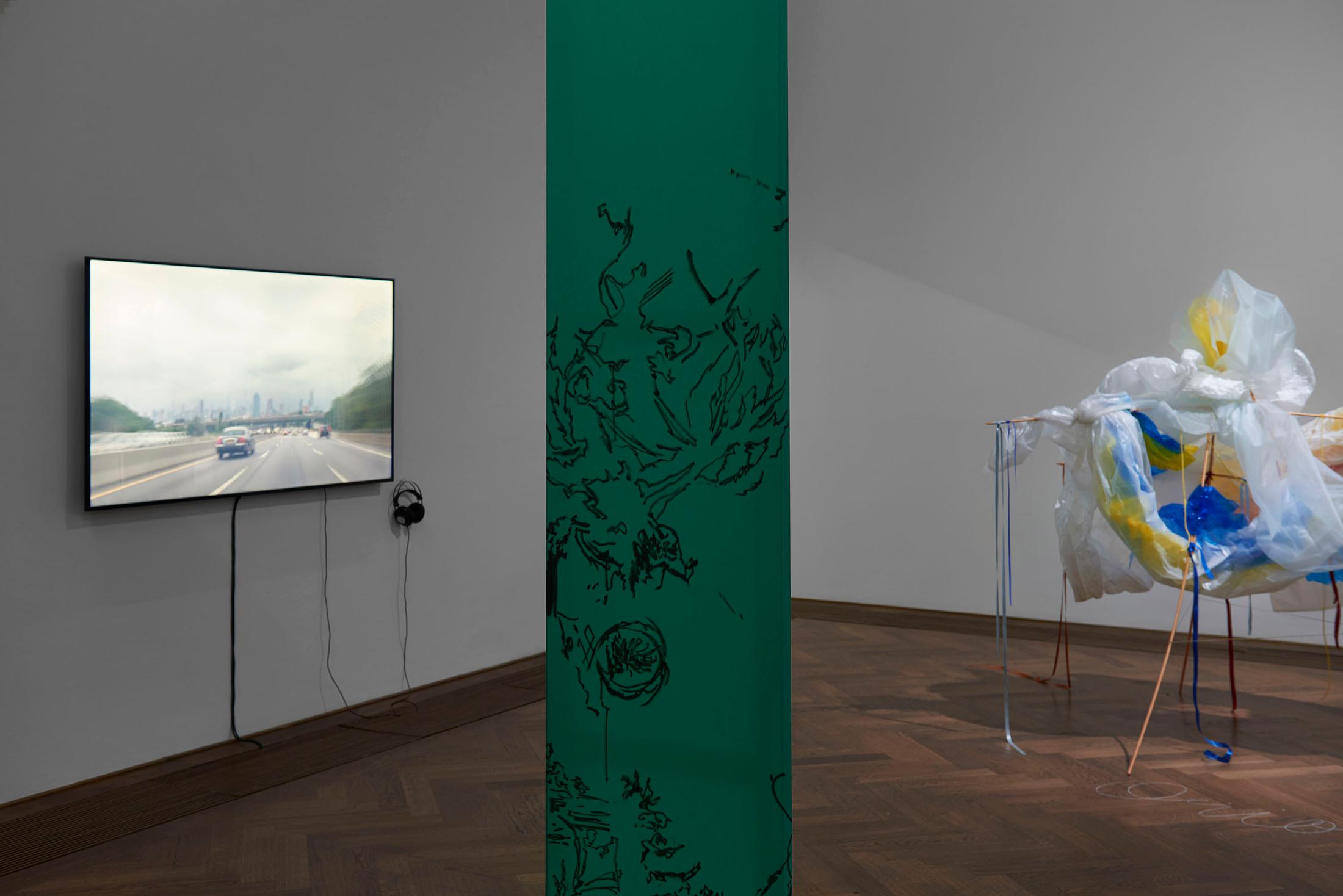 Exhibition View Groupshow «Bizarre Silks, Private Imaginings and Narrative Facts, etc.; view on Ken Okiishi, Untitled, 2016 (video on the left)» an exhibition by Nick Mauss at Kunsthalle Basel, Basel, 2020 / Photo: Philipp Hänger and Kunsthalle Basel / Courtesy: the artists and Kunsthalle Basel