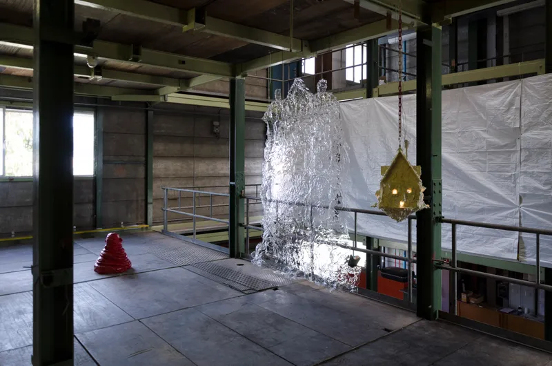 Exhibition View Groupshow «Boring Twenties, view on Bene Andrist, Plündre ich mein Herz, nie mach ich nie einen Scherz; Jürgen Baumann, Portal and Vogelhäuschen, all from 2020» at Hrüze Gegi, Winterthur, 2020 / Photo: Hrüze Gegi / Courtesy: the artists and Hrüze Gegi