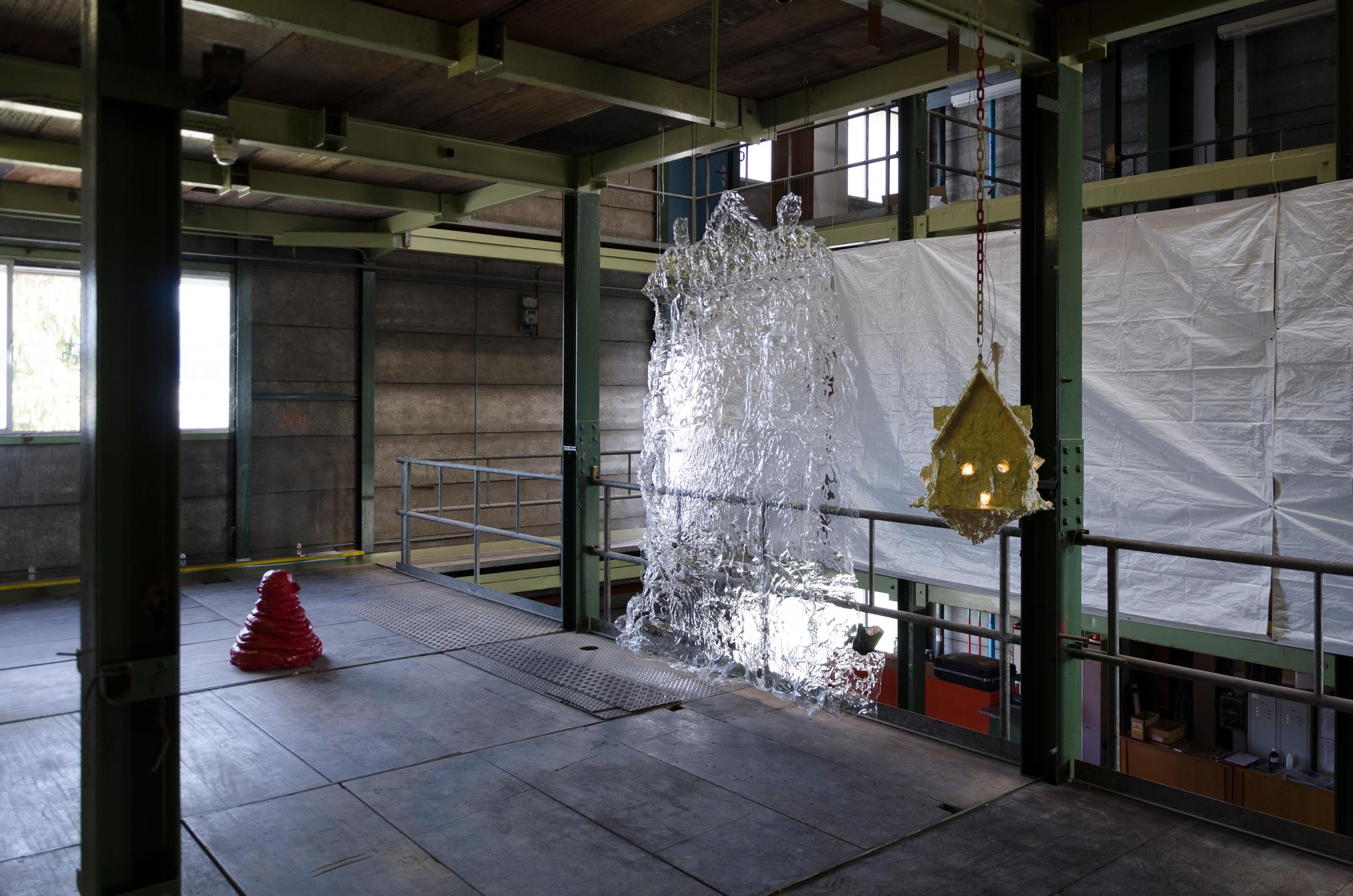 Exhibition View Groupshow «Boring Twenties, view on Bene Andrist, Plündre ich mein Herz, nie mach ich nie einen Scherz; Jürgen Baumann, Portal and Vogelhäuschen, all from 2020» at Hrüze Gegi, Winterthur, 2020 / Photo: Hrüze Gegi / Courtesy: the artists and Hrüze Gegi