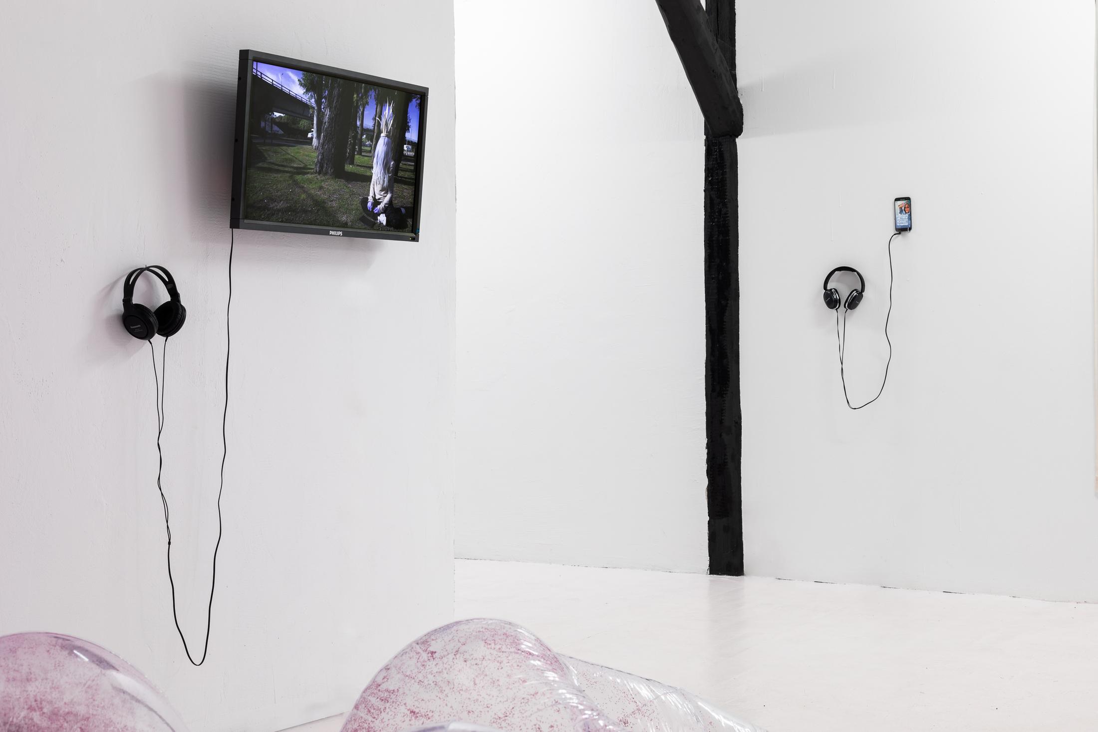 Exhibition View Group Show «Camp Fires» at Last Tango, Zurich, 2021 / Photo: Max Ehrengruber / Courtesy: the artists and Last Tango, Zurich