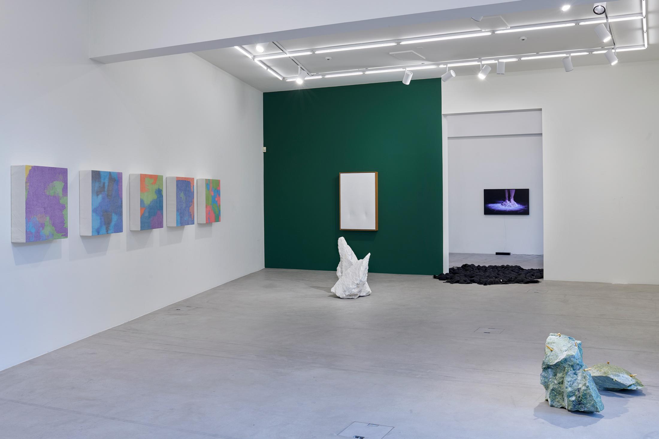 Exhibition View Cao Yu Soloshow «Femme Fatale» at Galerie Urs Meile, Luzern / Courtesy: the artist and Galerie Urs Meile