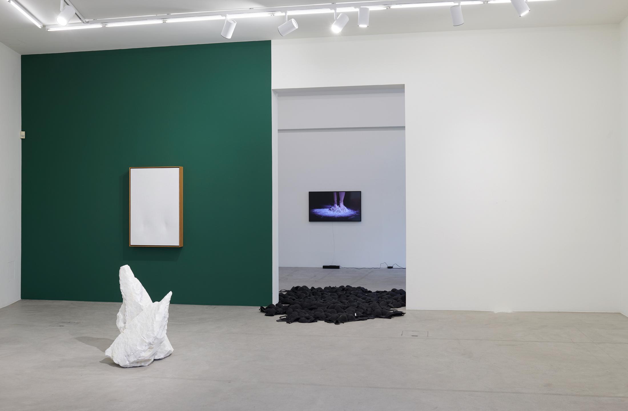 Exhibition View Cao Yu Soloshow «Femme Fatale» at Galerie Urs Meile, Luzern / Courtesy: the artist and Galerie Urs Meile