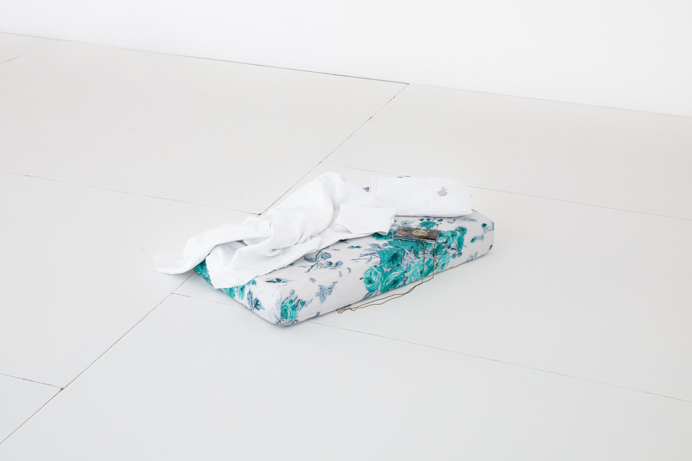 Exhibition View Caroline Schattling Villeval and Paul Paillet Duo Show «No firing; view on Caroline Schattling Villeval and Paul Paillet, you slump, 2021» at Espace 3353, Geneva, 2021 / Photo: Farah Mirzayeva / Courtesy: the artists and Espace 3353