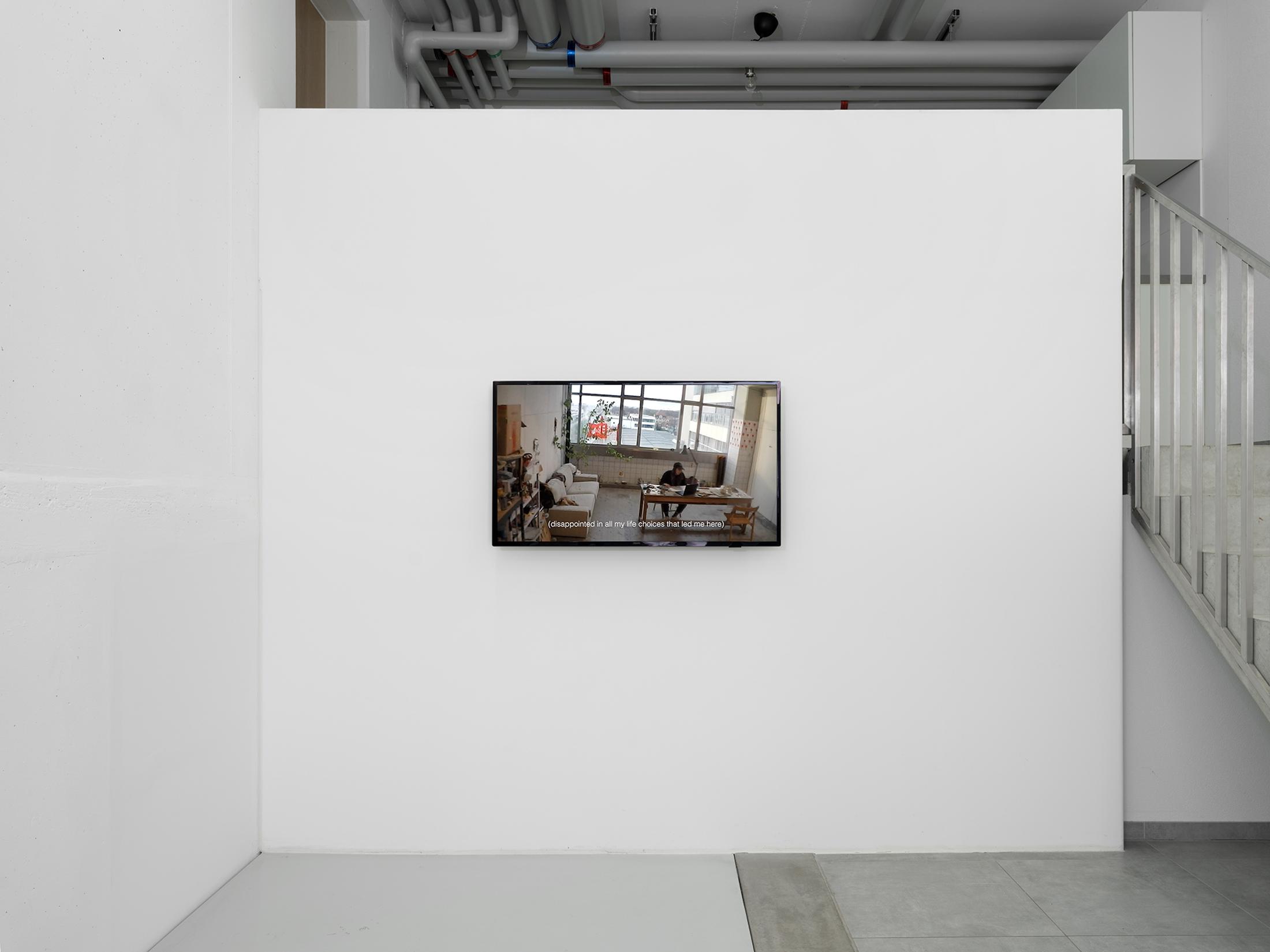 Exhibition View Cassidy Toner Solo Show «Continuity Creep; view on Cassidy Toner, Studio sitcom pilot, video, 2023» at All Stars, Lausanne, 2023 / Photo: Julien Gremaud / Courtesy: the artist and All Stars