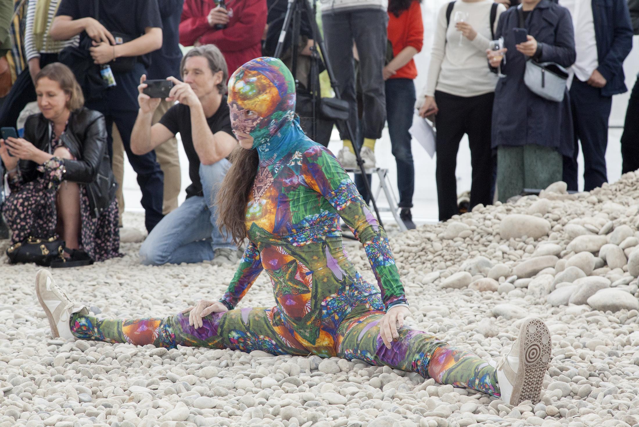 Exhibition View Cecilia Bengolea Performance «Danse au fond de la mer» at der TANK, Basel, 2019 / Photo and Courtesy © the artist and Institut Kunst, Basel