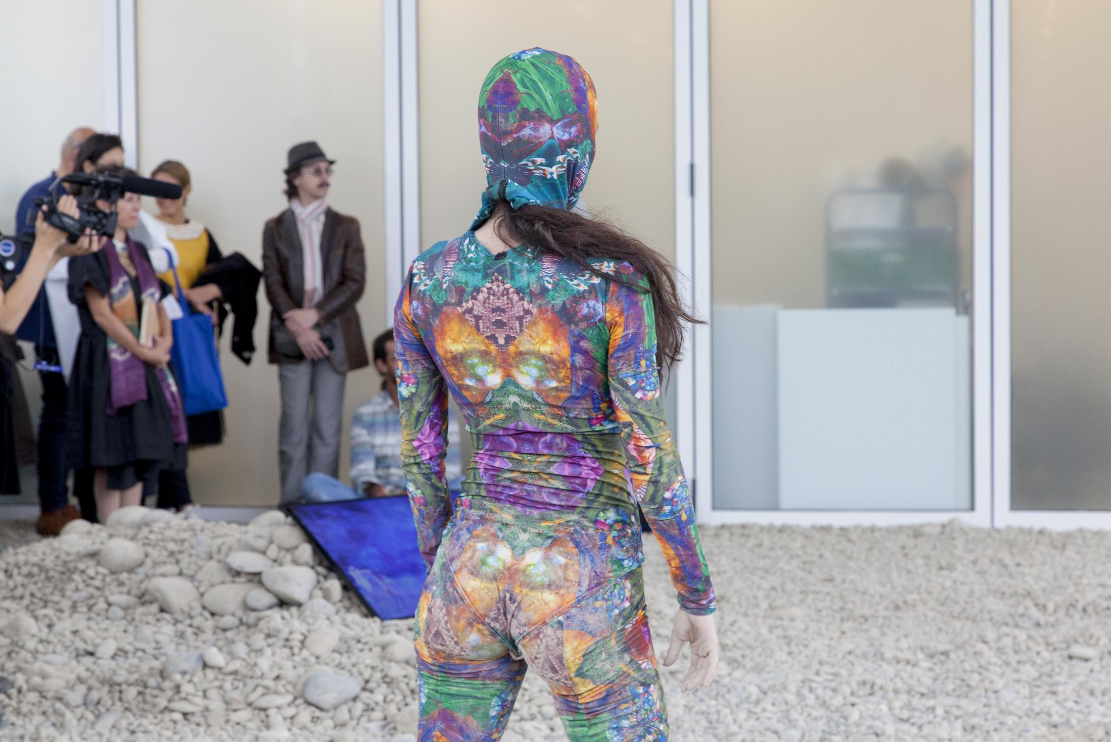 Exhibition View Cecilia Bengolea Performance «Danse au fond de la mer» at der TANK, Basel, 2019 / Photo and Courtesy © the artist and Institut Kunst, Basel