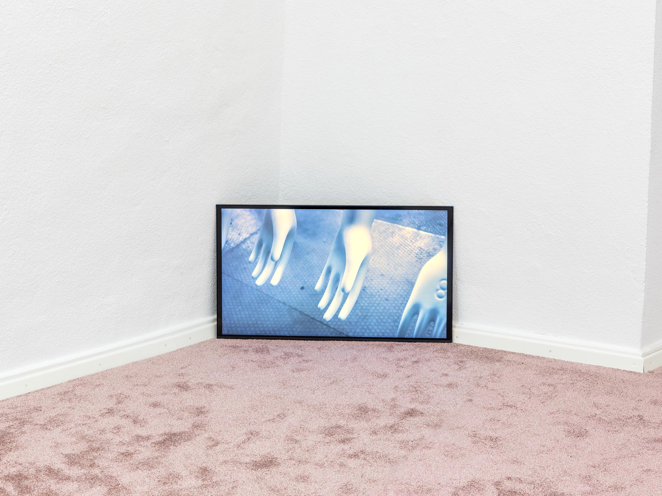Exhibition View Group Show «TIES AND KNOTS AND BANDAGES; view on Vanessa Safavi, VELVET, 2019, HD video» at Kronne Couronne, Biel/Bienne, 2022 / Photo: Thalles Piaget / Courtesy: the artist and Krone Couronne