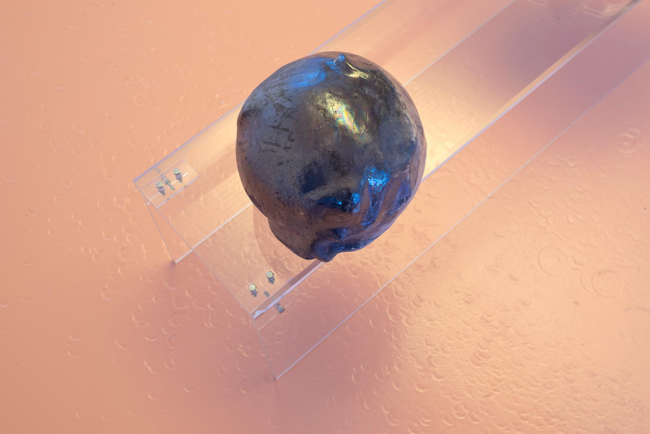 Exhibition View Ceylan Öztrük Soloshow «Am a mollusk, too; re/producing tangents; view on Ceylan Öztrük, Pearl nr. 7b, ceramic, acryl pedestal, 16x21x19cm, 2020» at Longtang, Zurich, 2020 / Photo: Flavio Karrer / Courtesy: the artist and Longtang